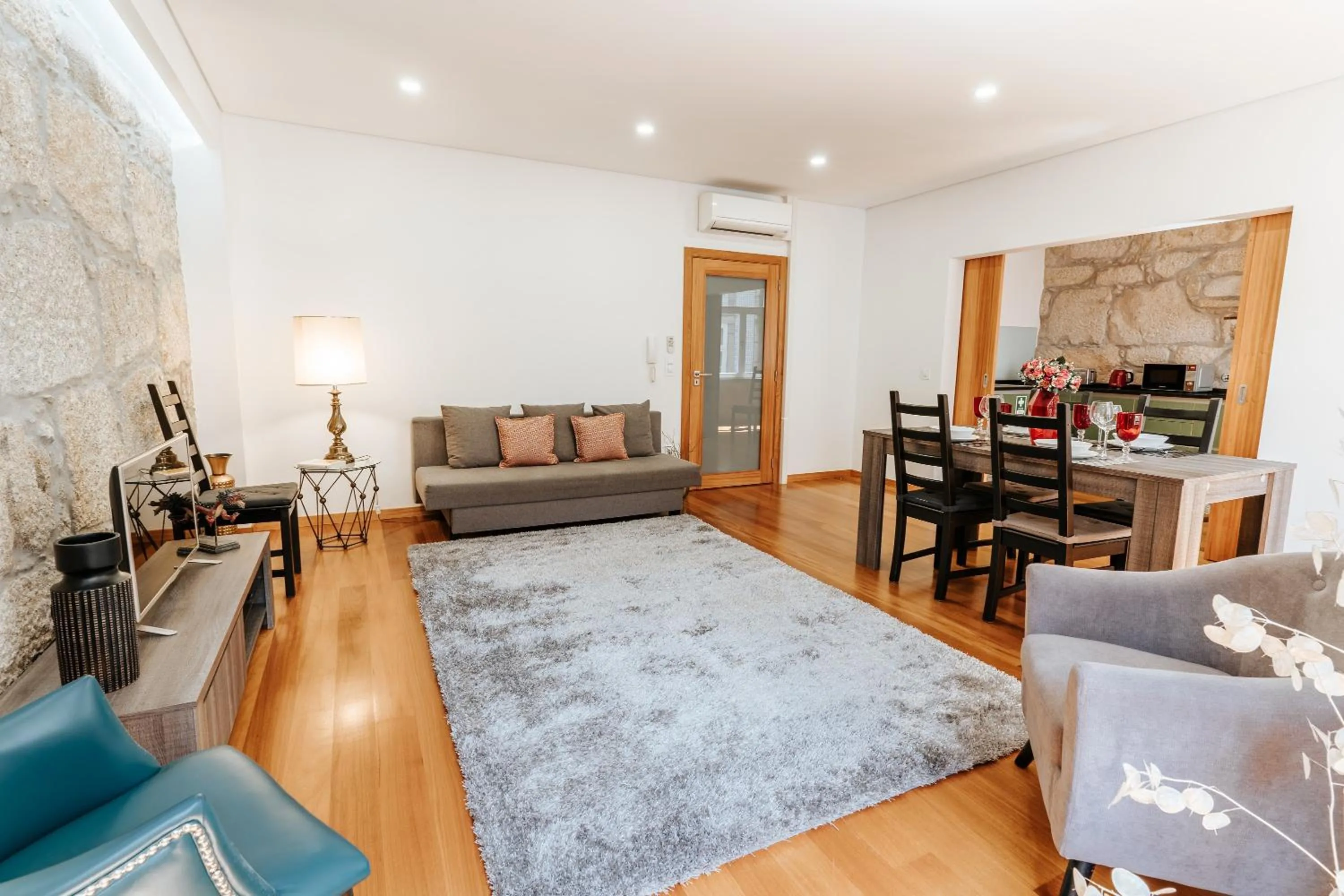 Two-Bedroom Apartment in Authentic Porto Apartments