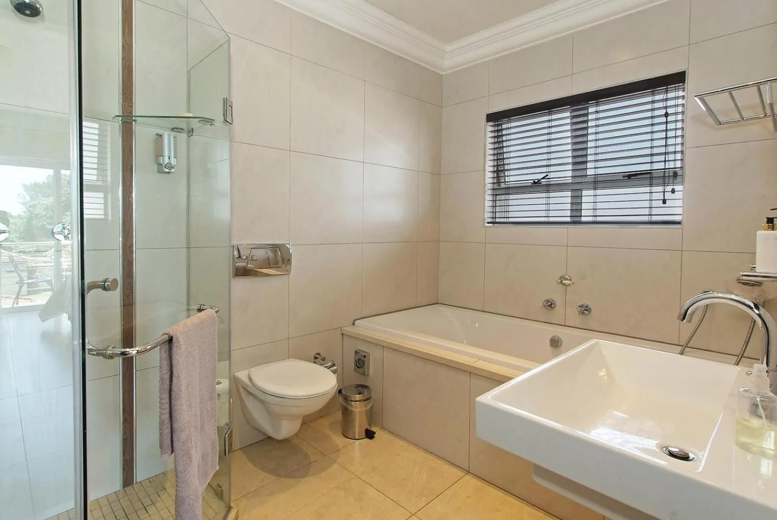 Shower in uShaka Manor Guest House