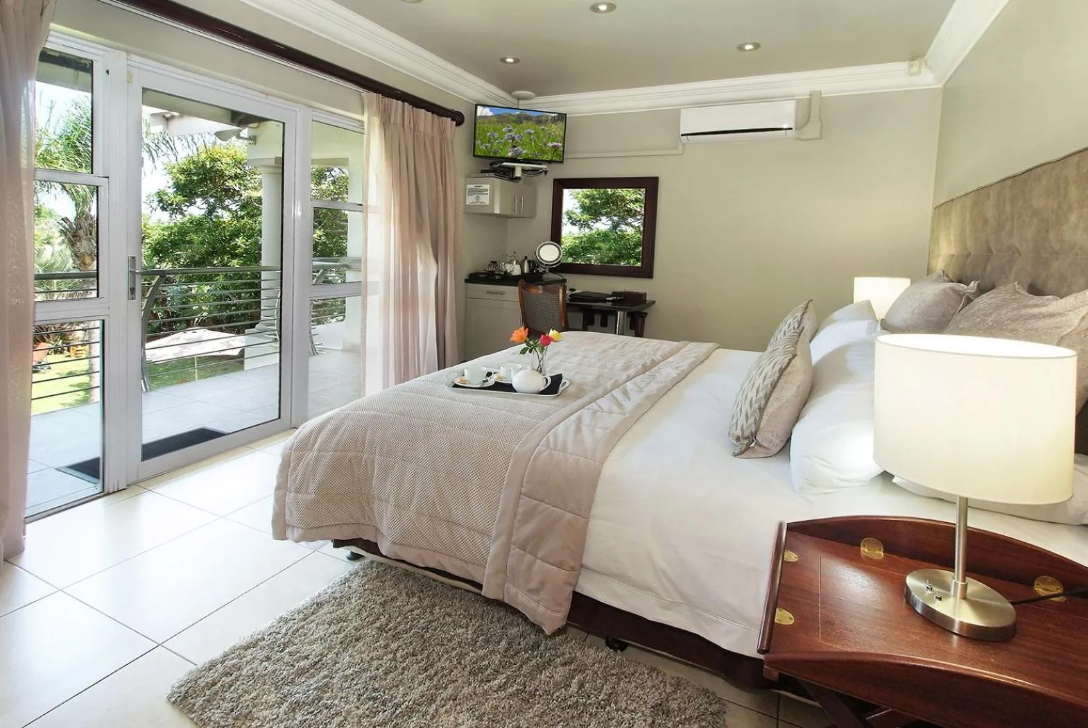 TV and multimedia, Bed in uShaka Manor Guest House