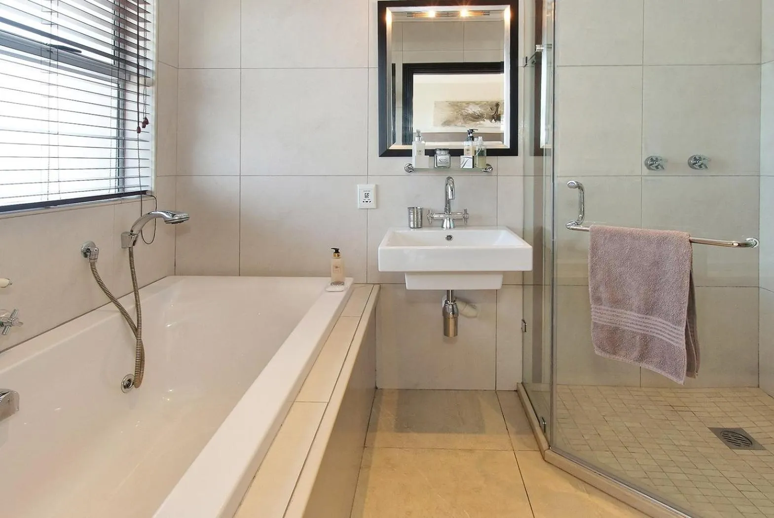 Shower in uShaka Manor Guest House