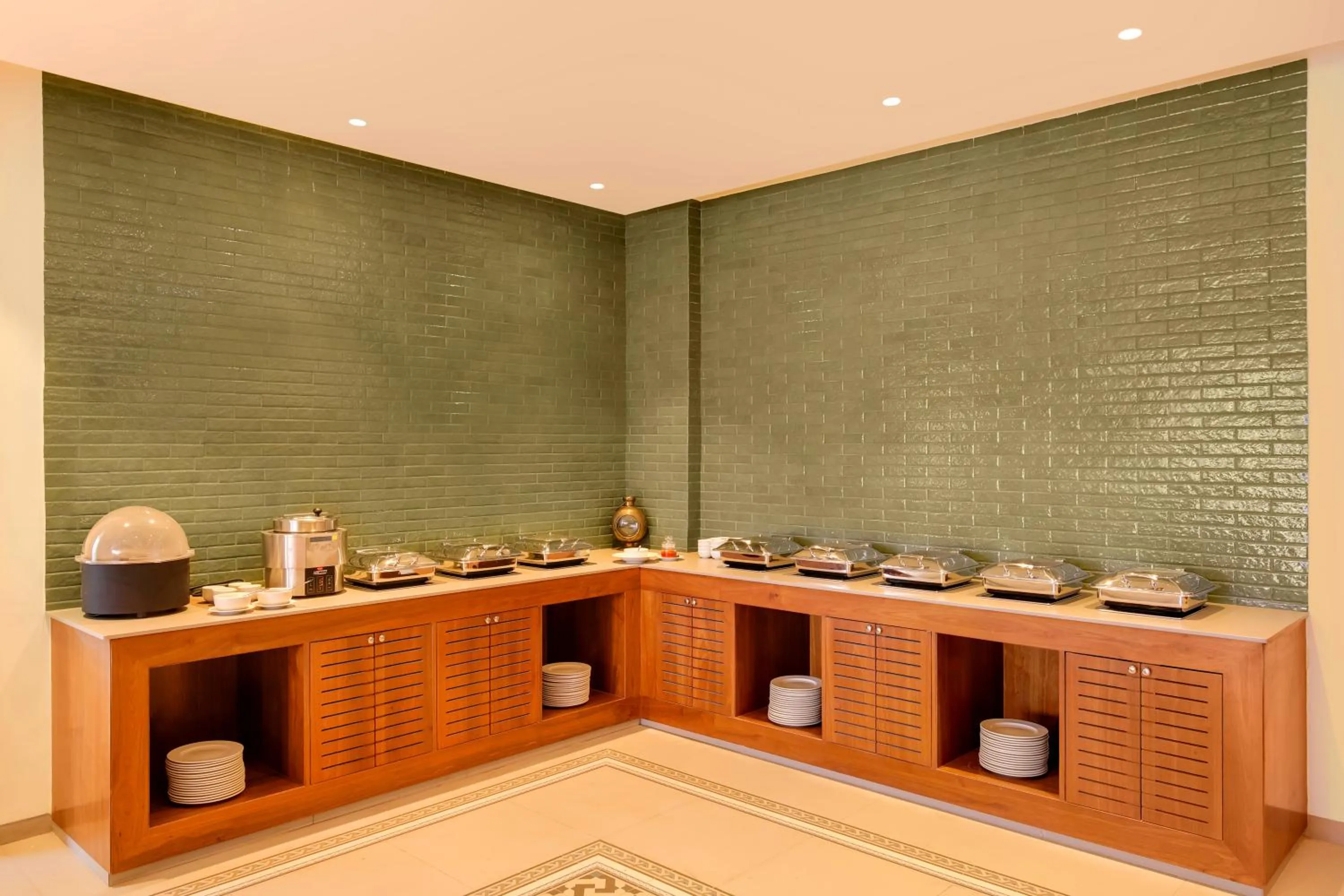 Restaurant/places to eat in Lemon Tree Hotel, Jamnagar