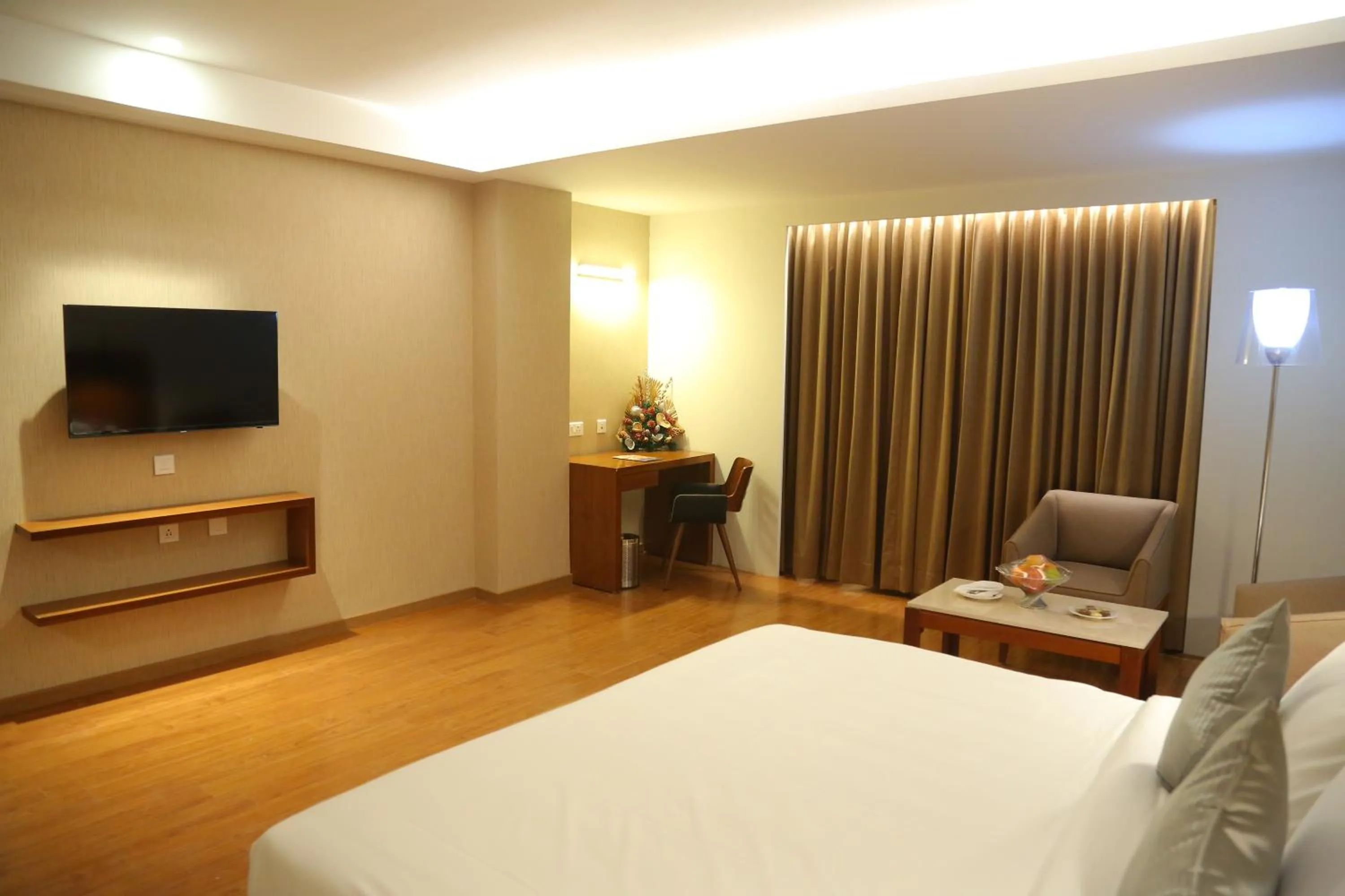 Photo of the whole room, Bed in CJ Pallazzio,Salem