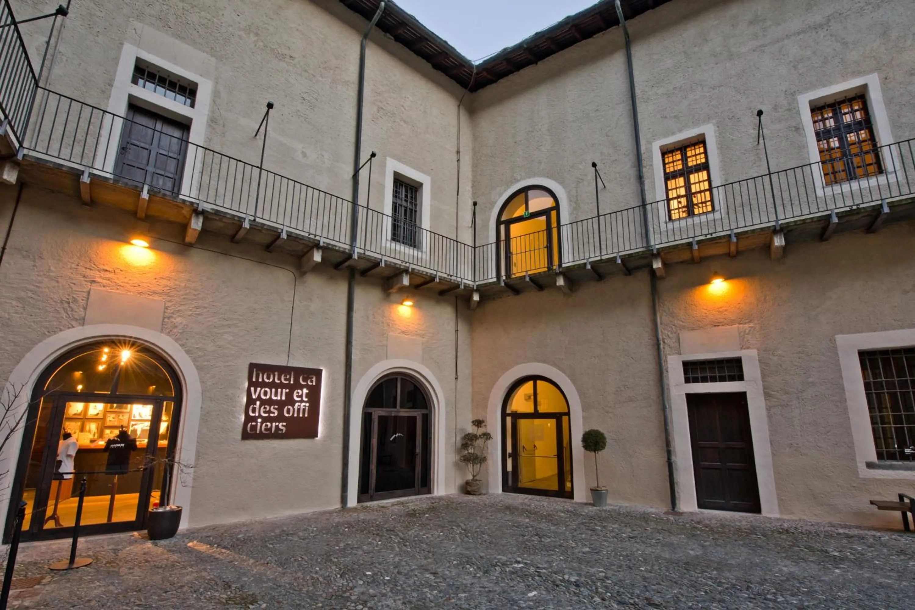 Facade/entrance in Hotel Cavour Et Des Officiers