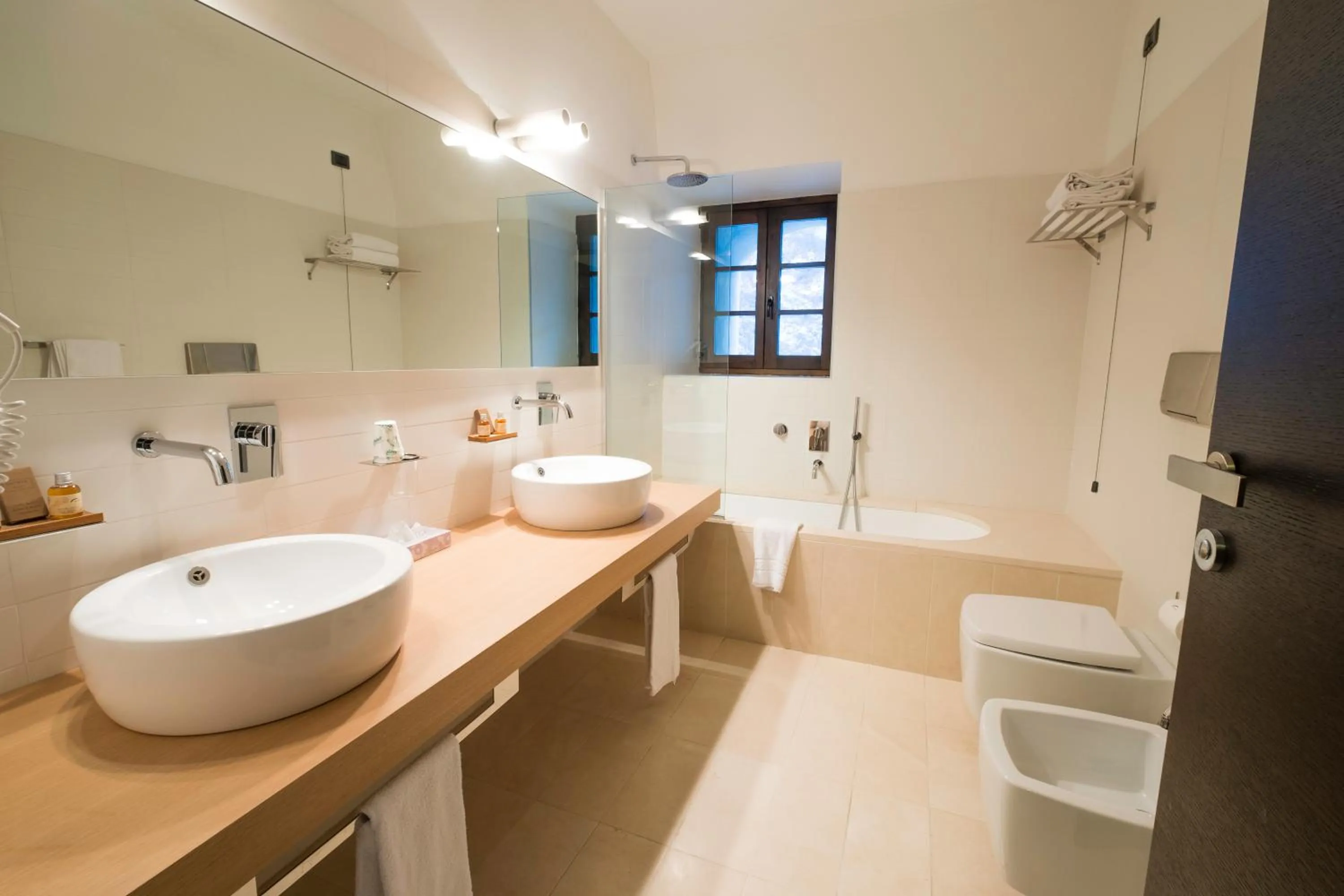 Bathroom in Hotel Cavour Et Des Officiers