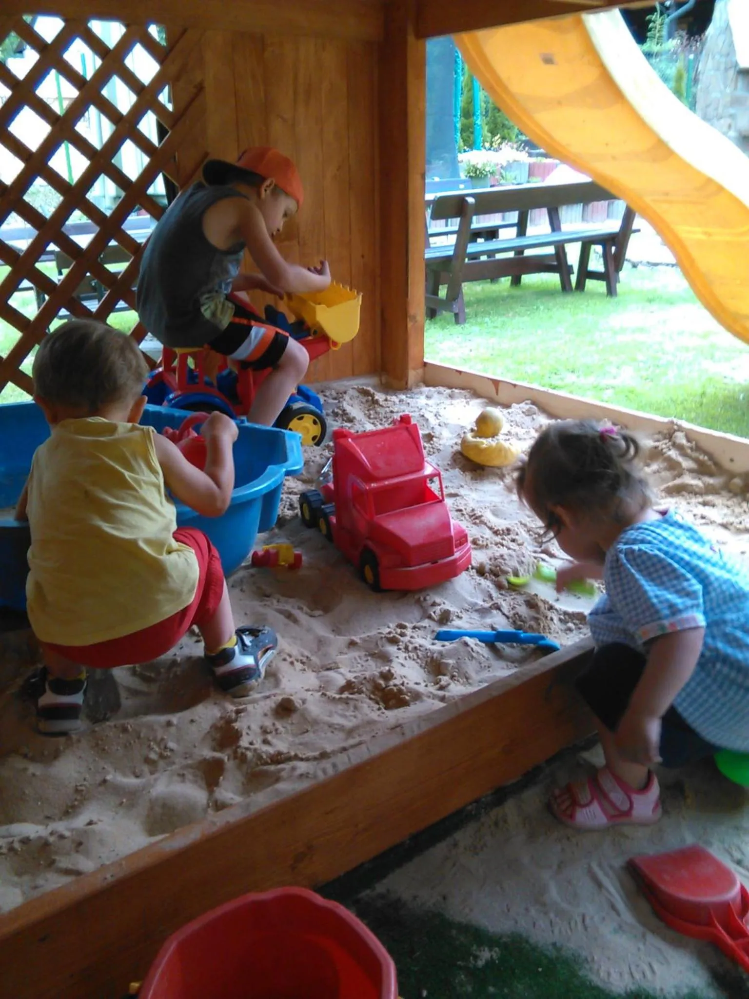 Area and facilities in Willa Trebunia