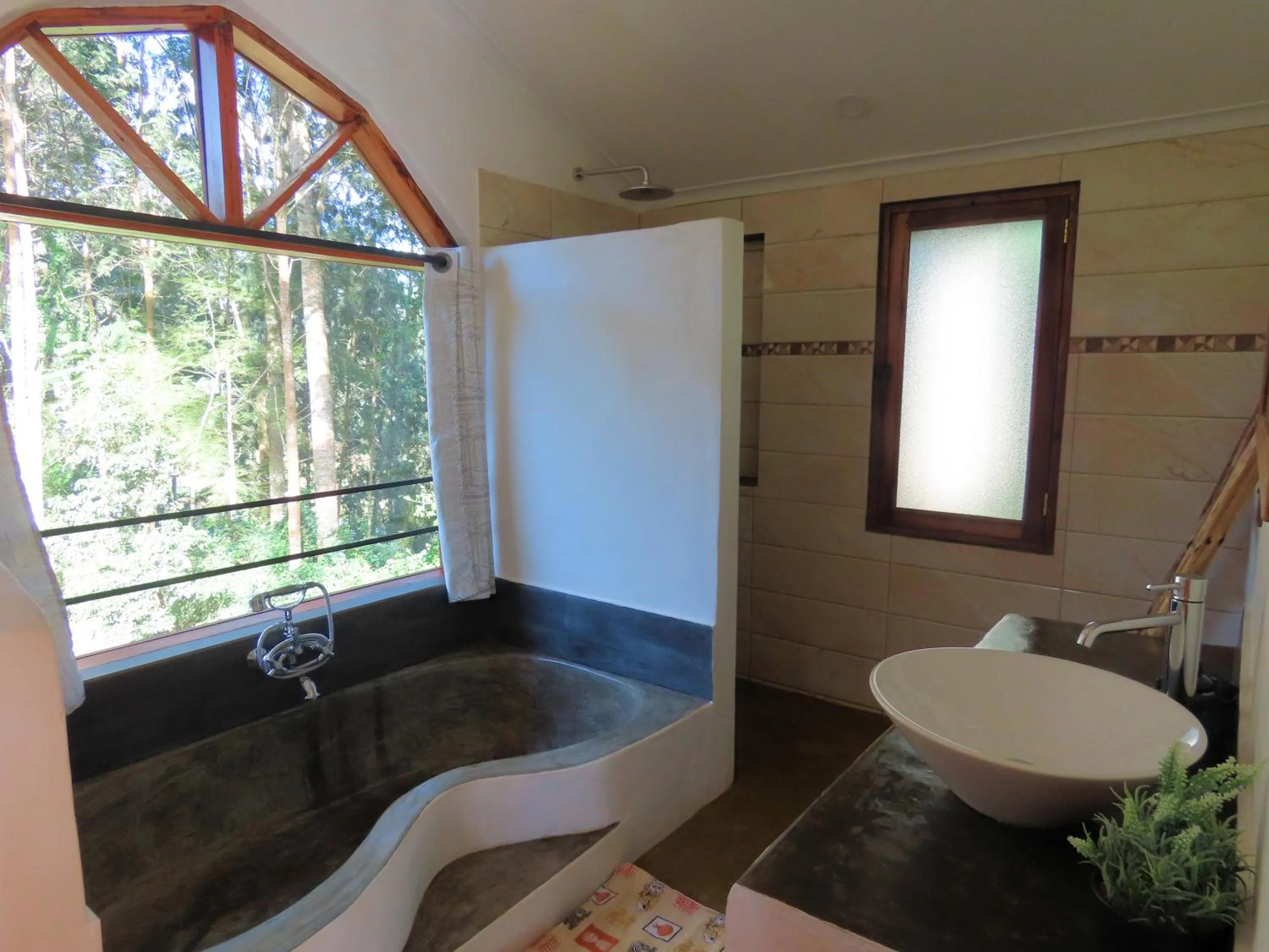 Bathroom in Lawns Hotel