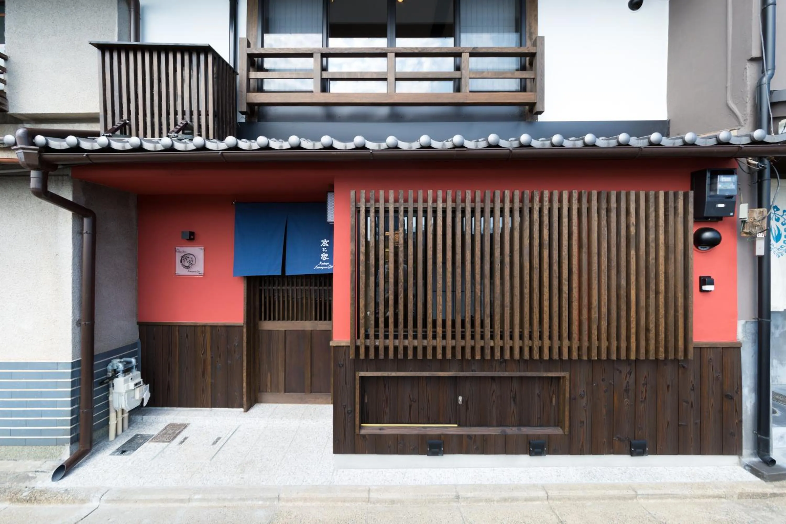 Facade/entrance in 京と家 鴨川五条 -Kyotoya Kamogawagojo-
