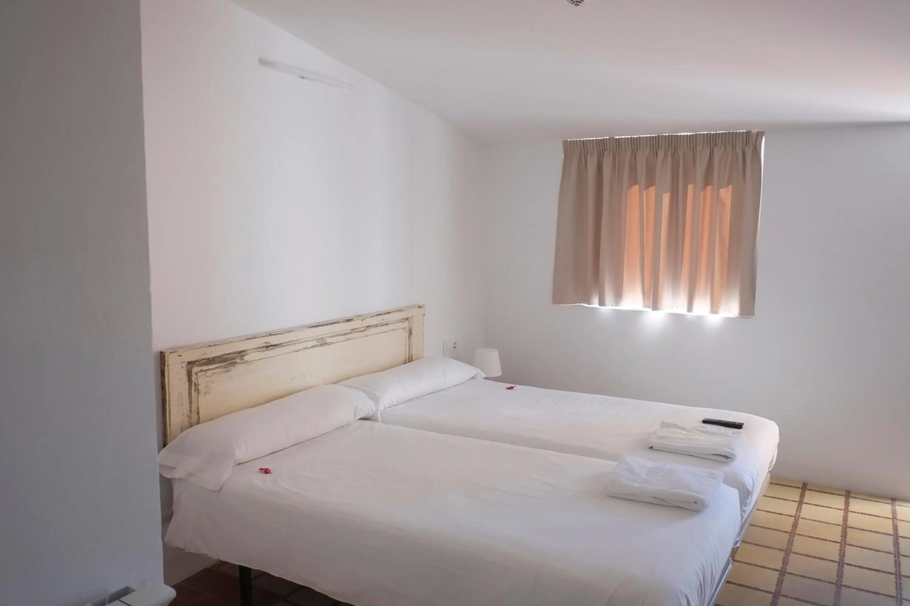 Bedroom, Bed in Pigal