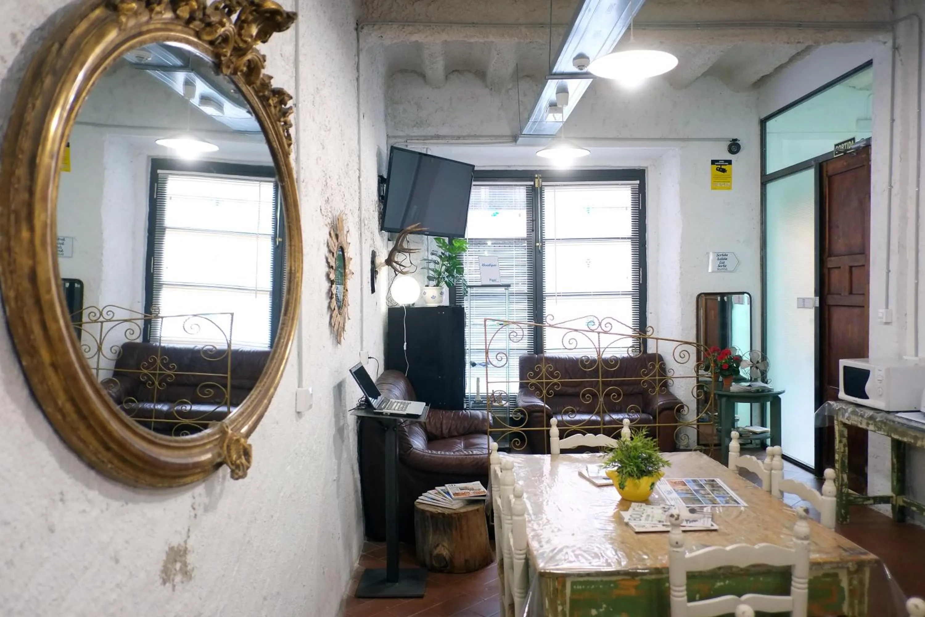 Communal lounge/ TV room in Pigal