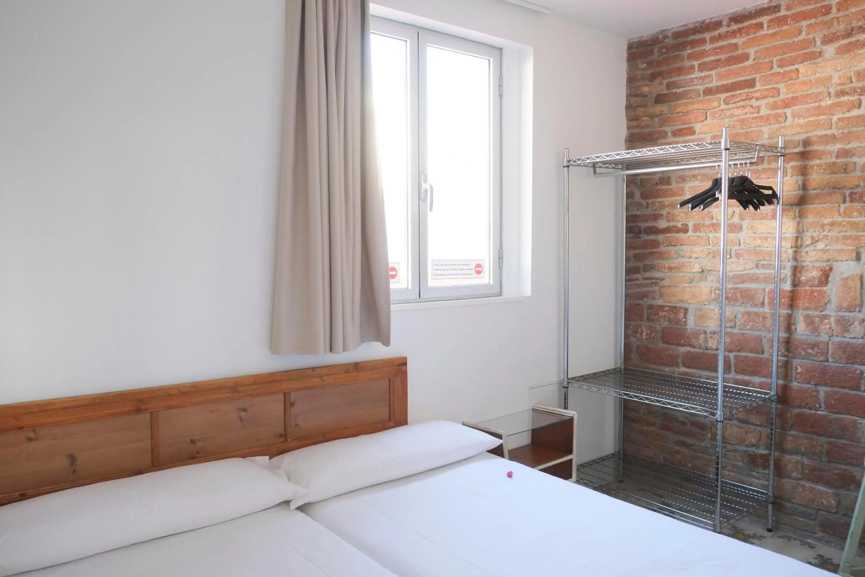 Bedroom, Bed in Pigal