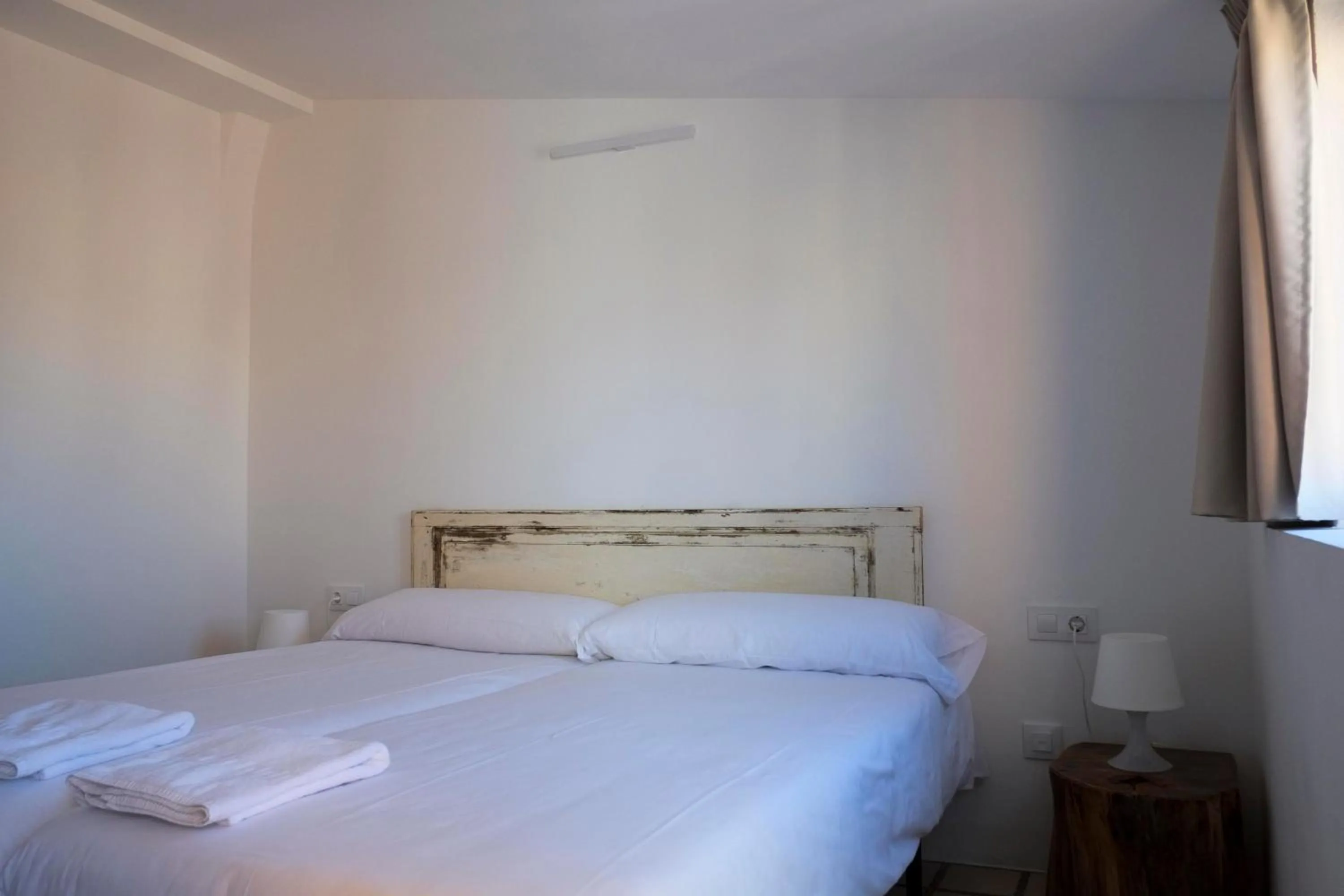 Photo of the whole room, Bed in Pigal