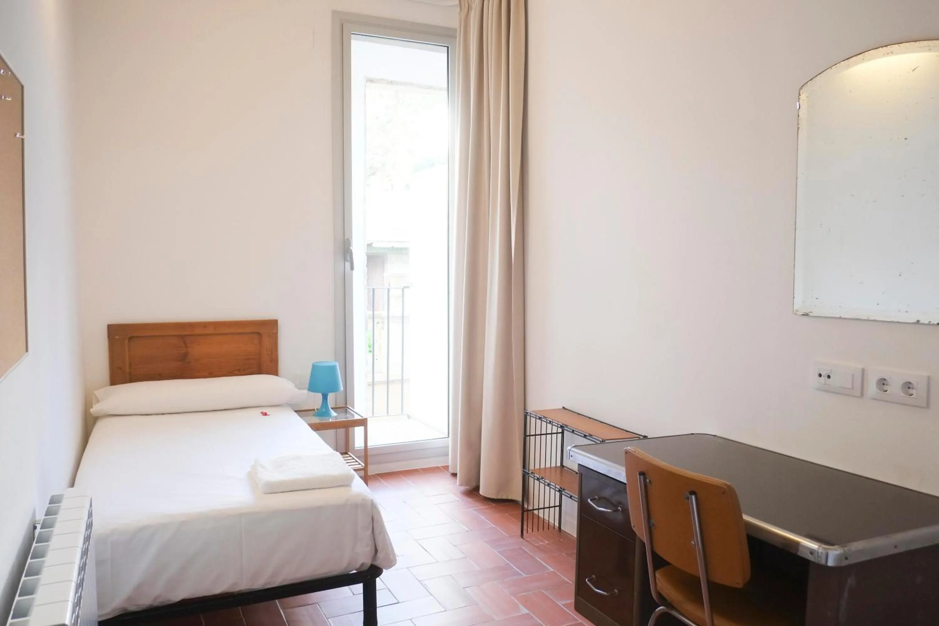 Bedroom, Bed in Pigal