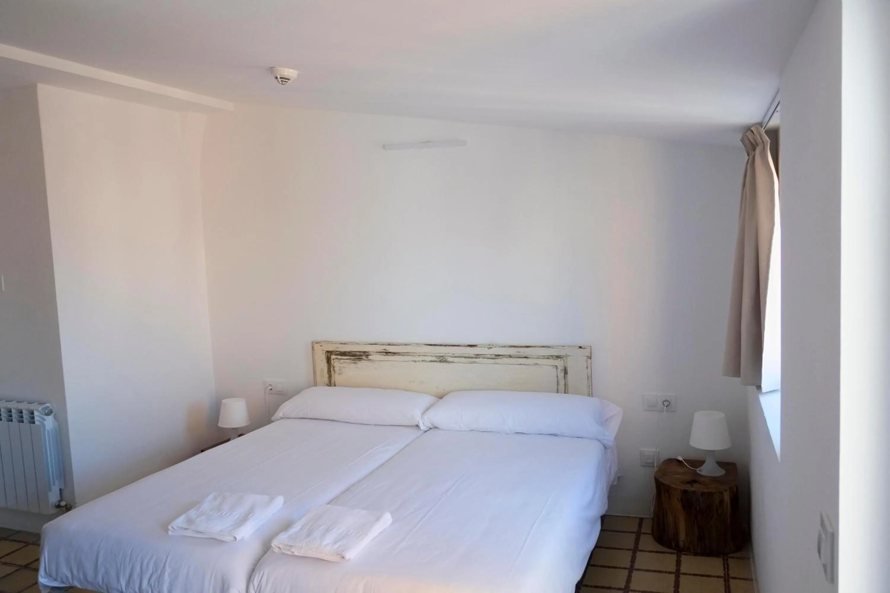 Photo of the whole room, Bed in Pigal