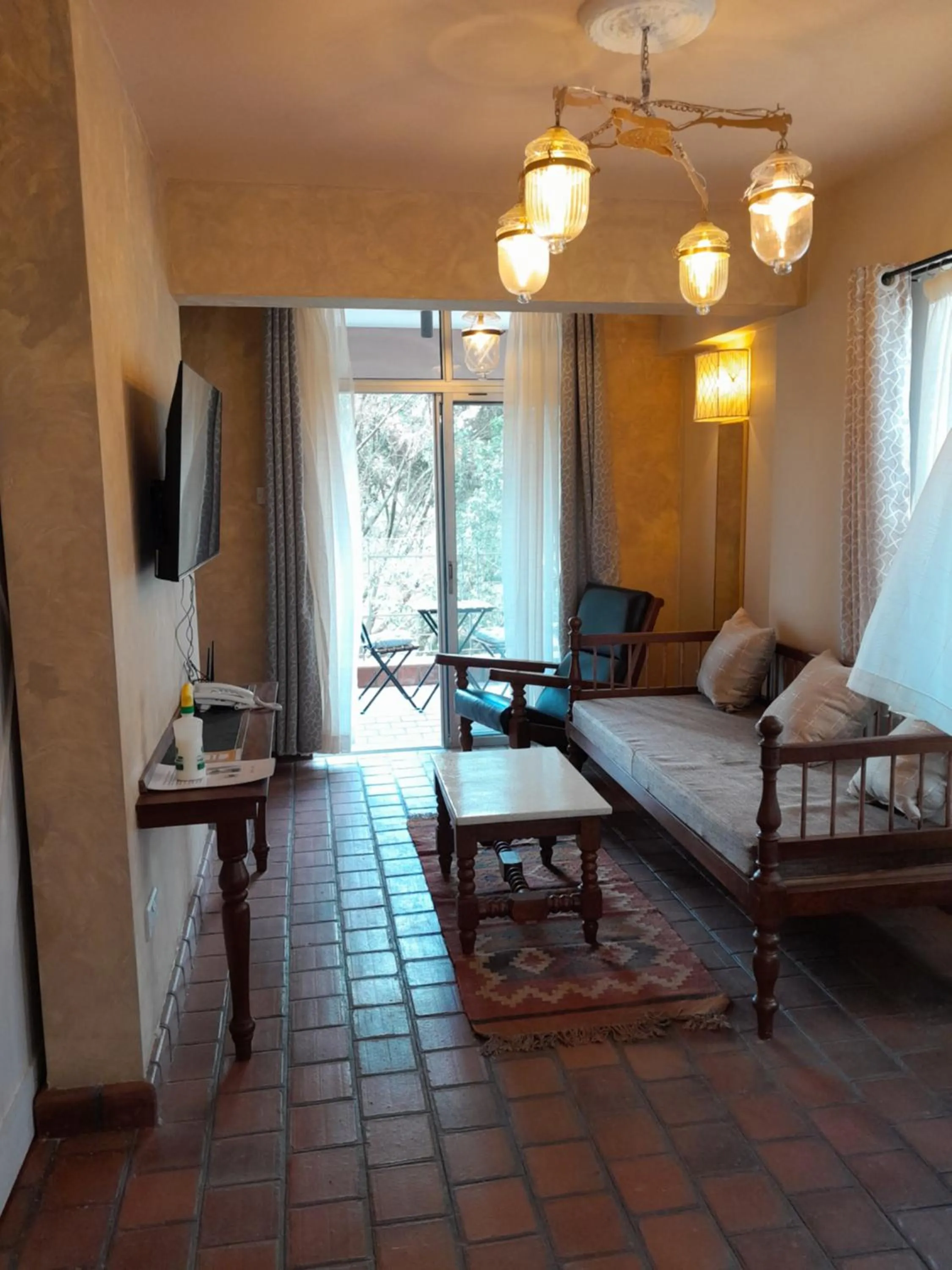 TV and multimedia in Woodmere Grand Hotel & Serviced Apartments