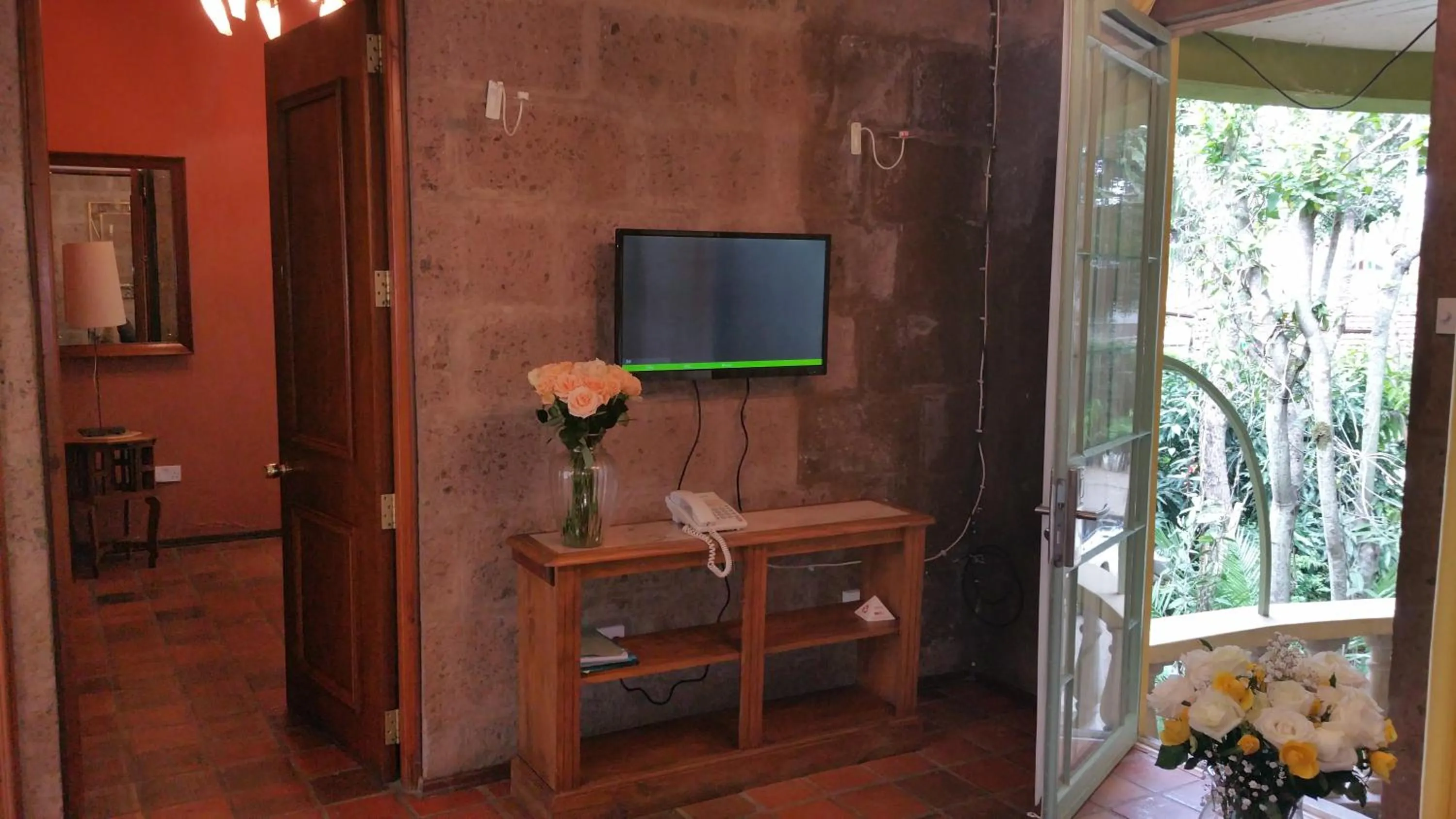 TV and multimedia in Woodmere Grand Hotel & Serviced Apartments