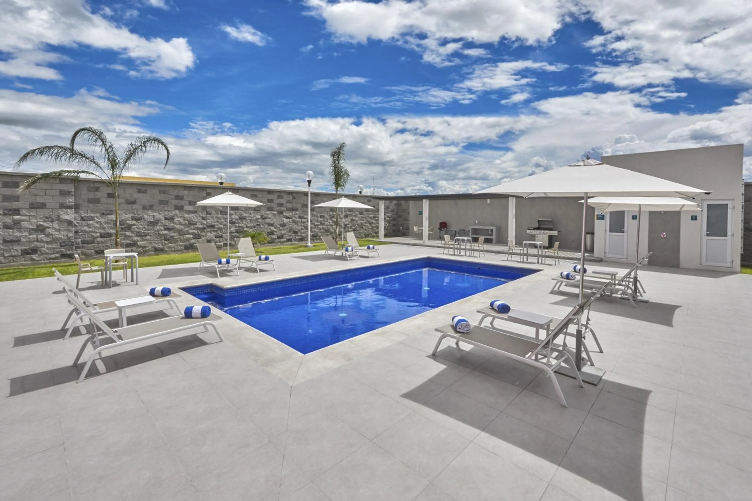 Swimming pool in City Express Suites by Marriott Silao Aeropuerto