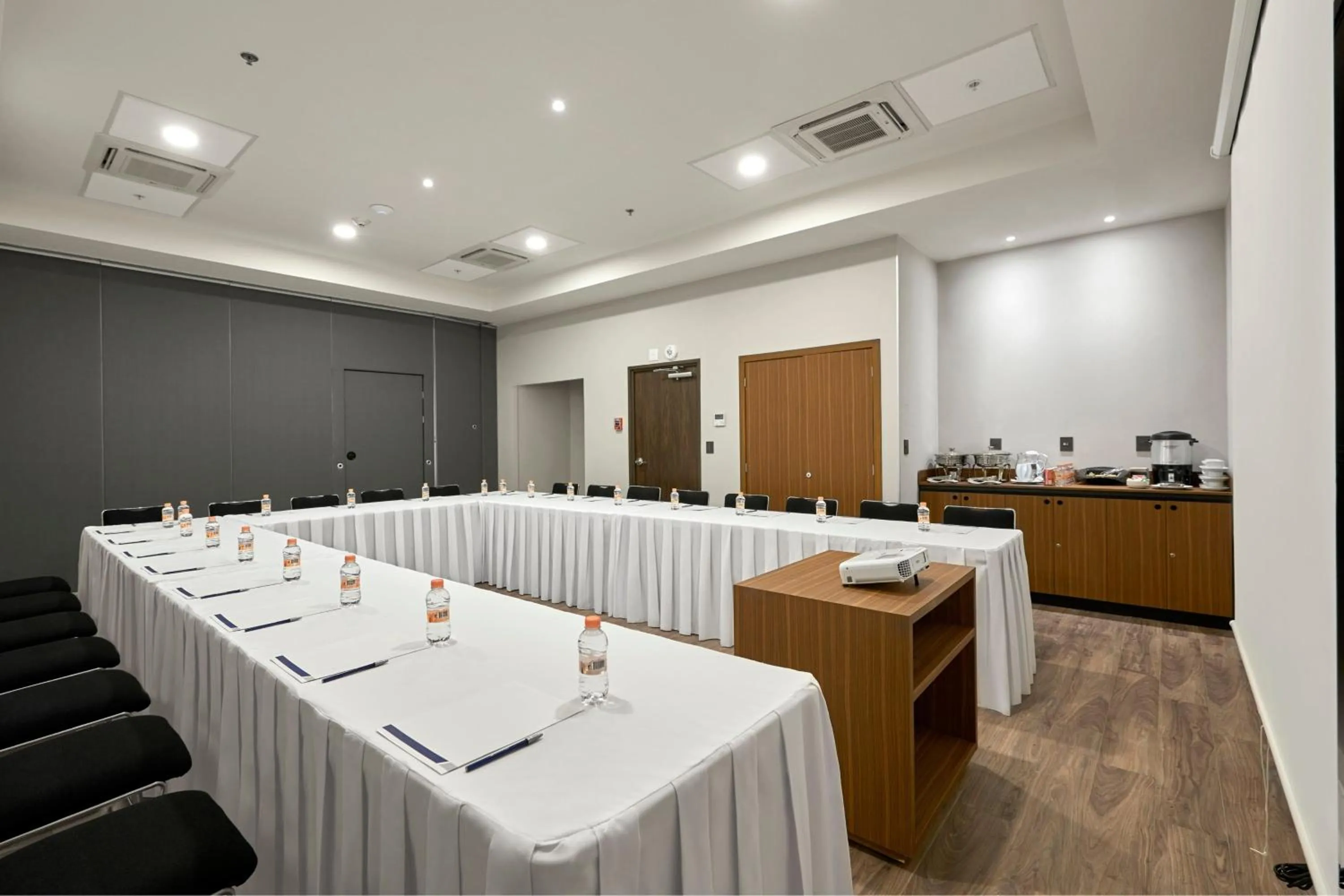 Meeting/conference room in City Express Suites by Marriott Silao Aeropuerto