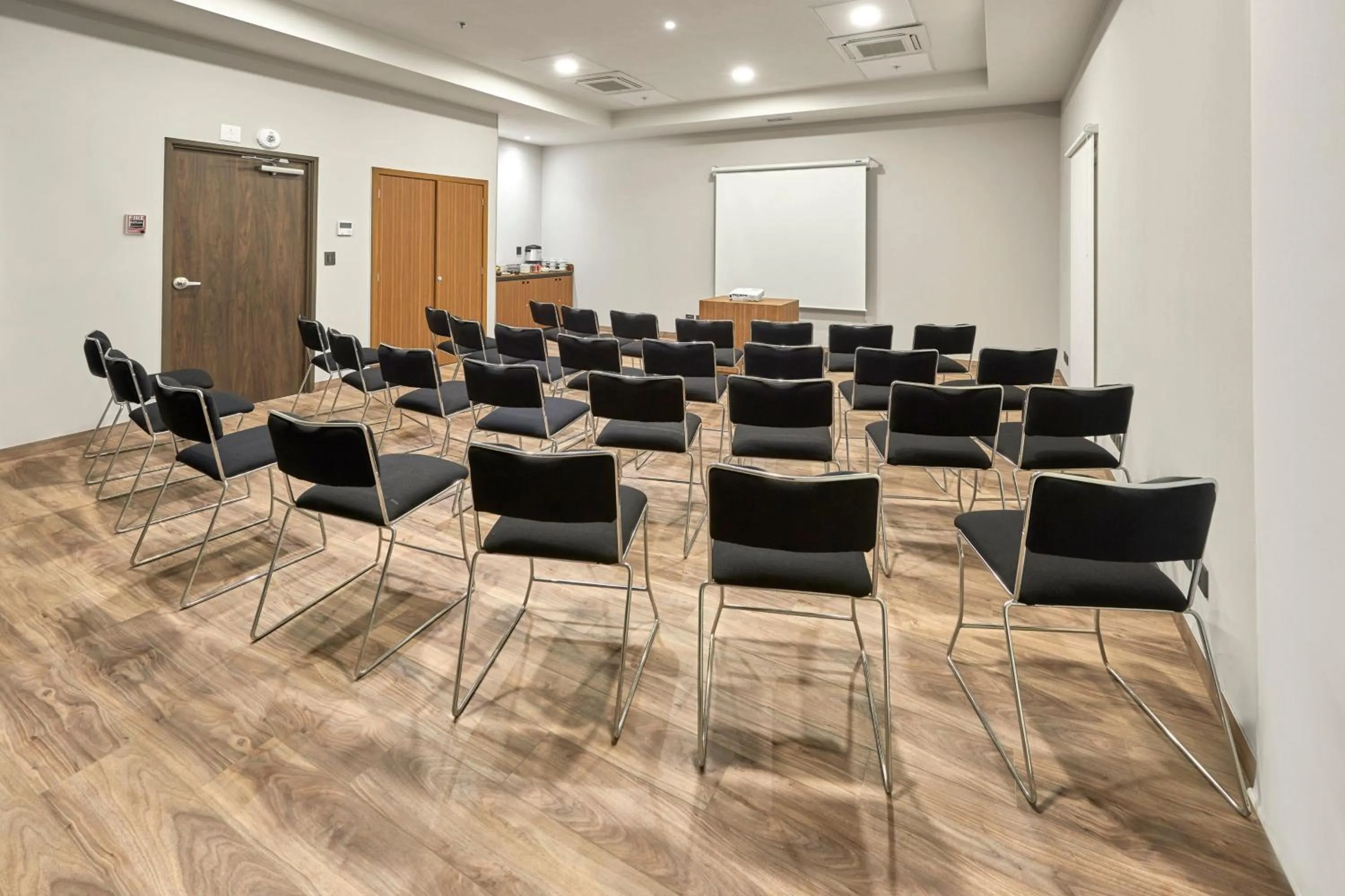 Meeting/conference room in City Express Suites by Marriott Silao Aeropuerto