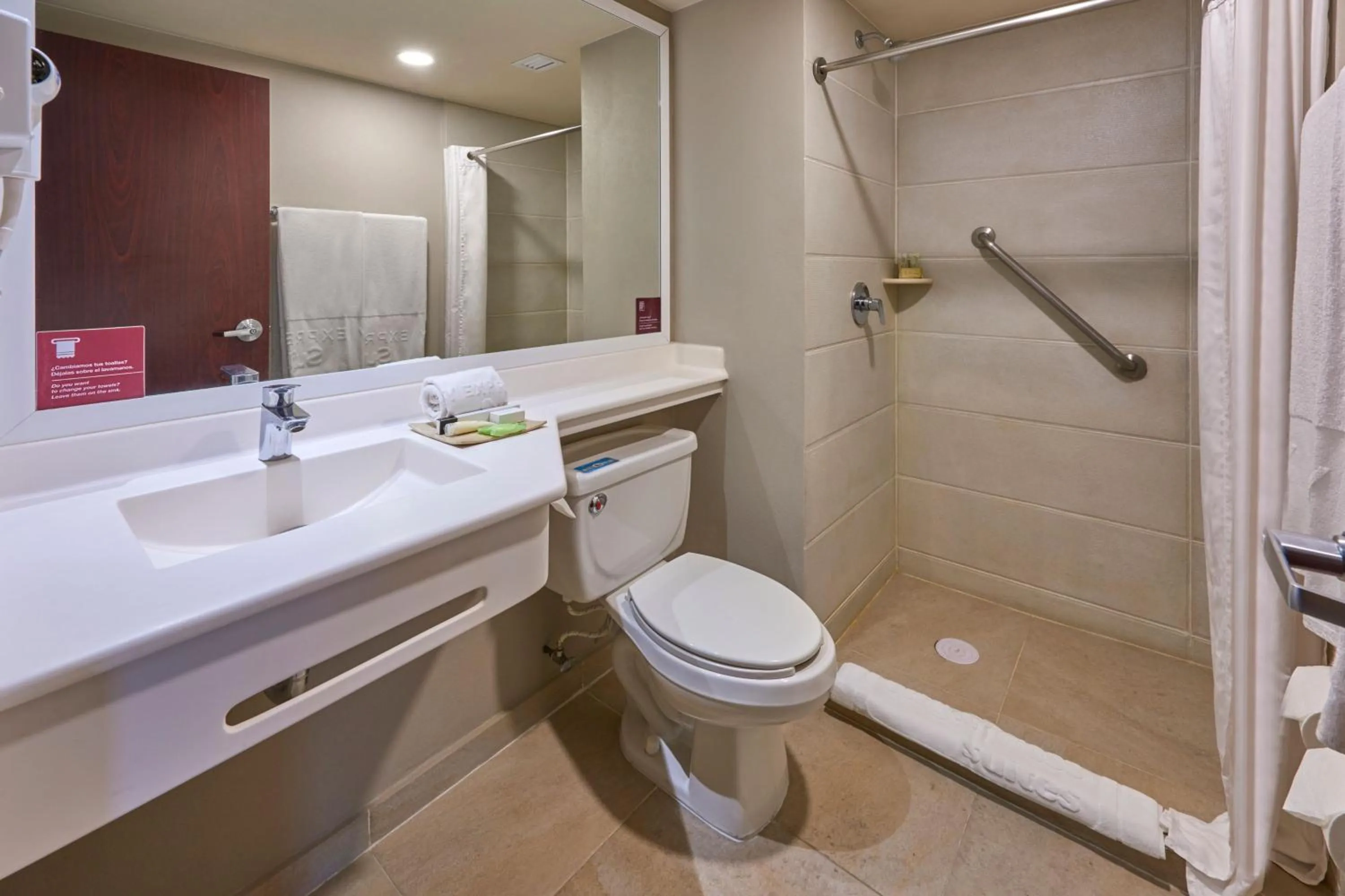 Bathroom in City Express Suites by Marriott Silao Aeropuerto