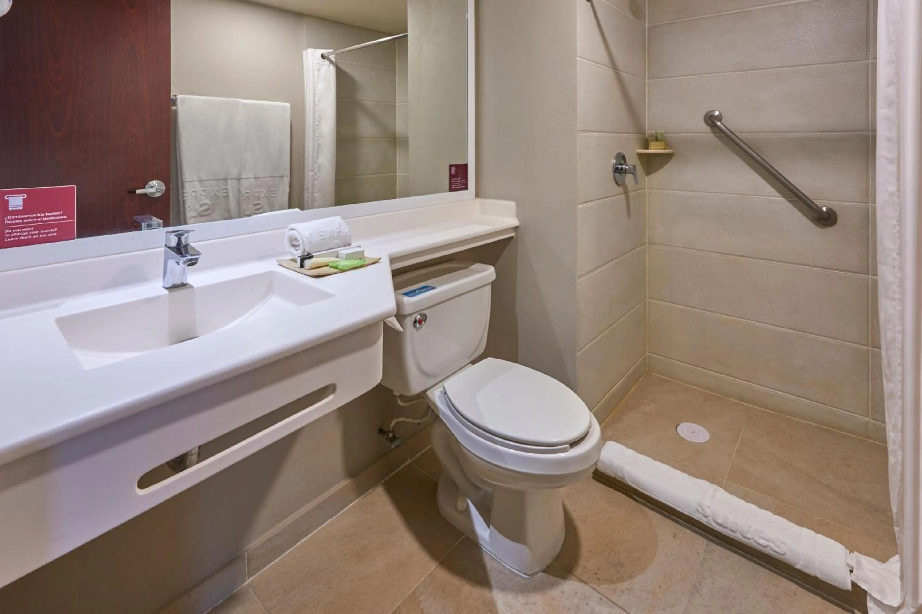 Bathroom in City Express Suites by Marriott Silao Aeropuerto