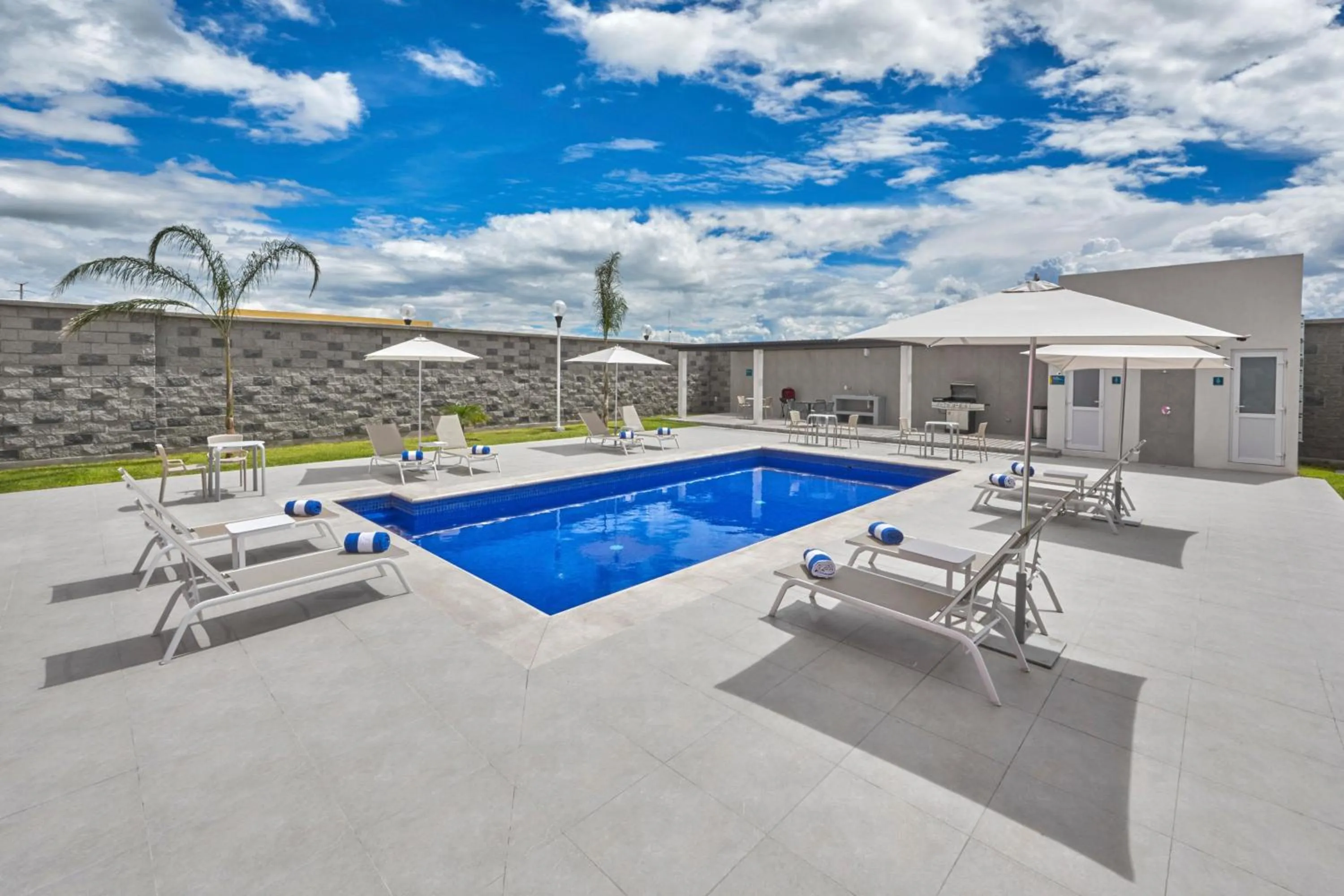 Swimming pool in City Express Suites by Marriott Silao Aeropuerto