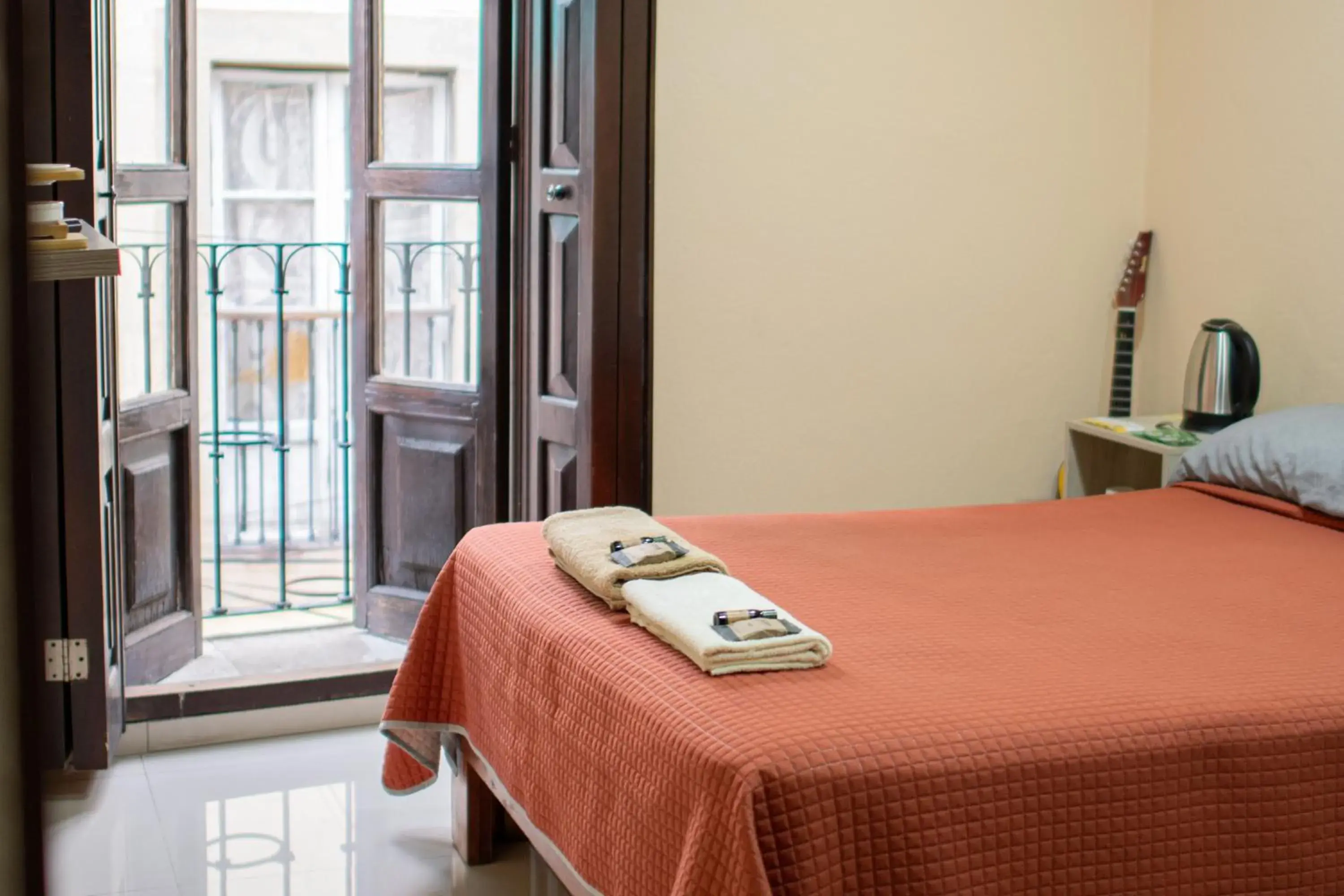 Twin Room with Private Bathroom in Hostal Encounter Guanajuato Twin Room with Private Bathroom in Hostal Encounter Guanajuato