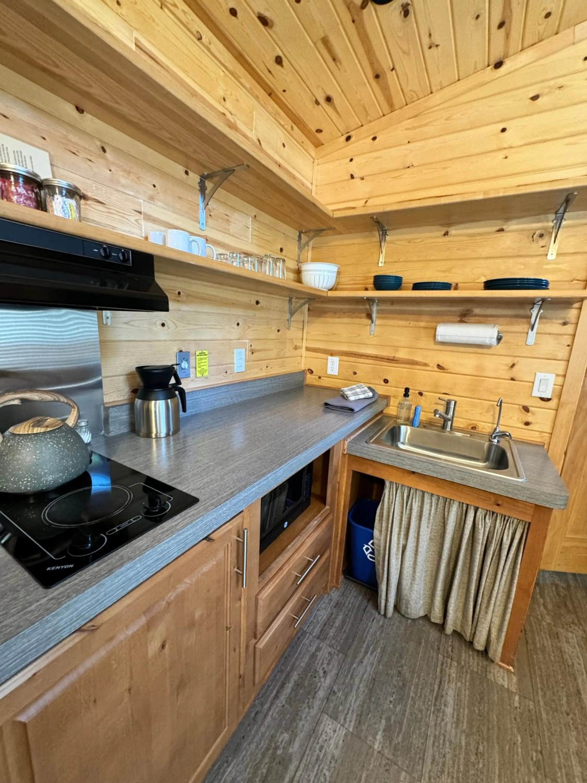 Kitchen or kitchenette in Sierra Meadows