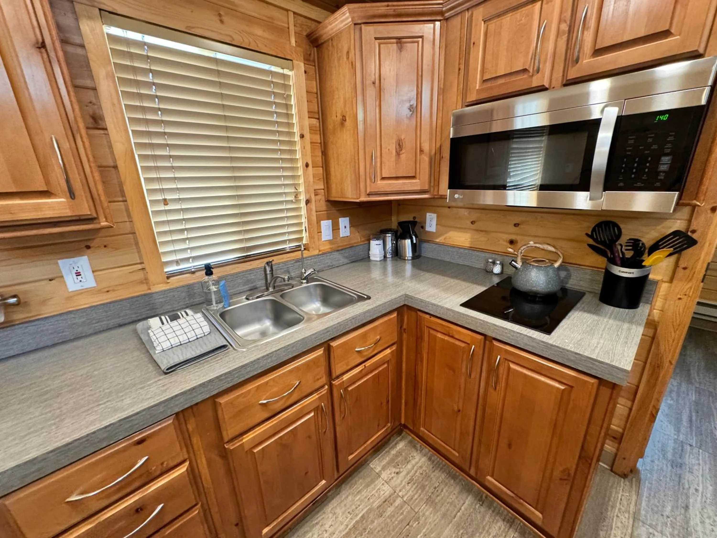 Kitchen or kitchenette in Sierra Meadows