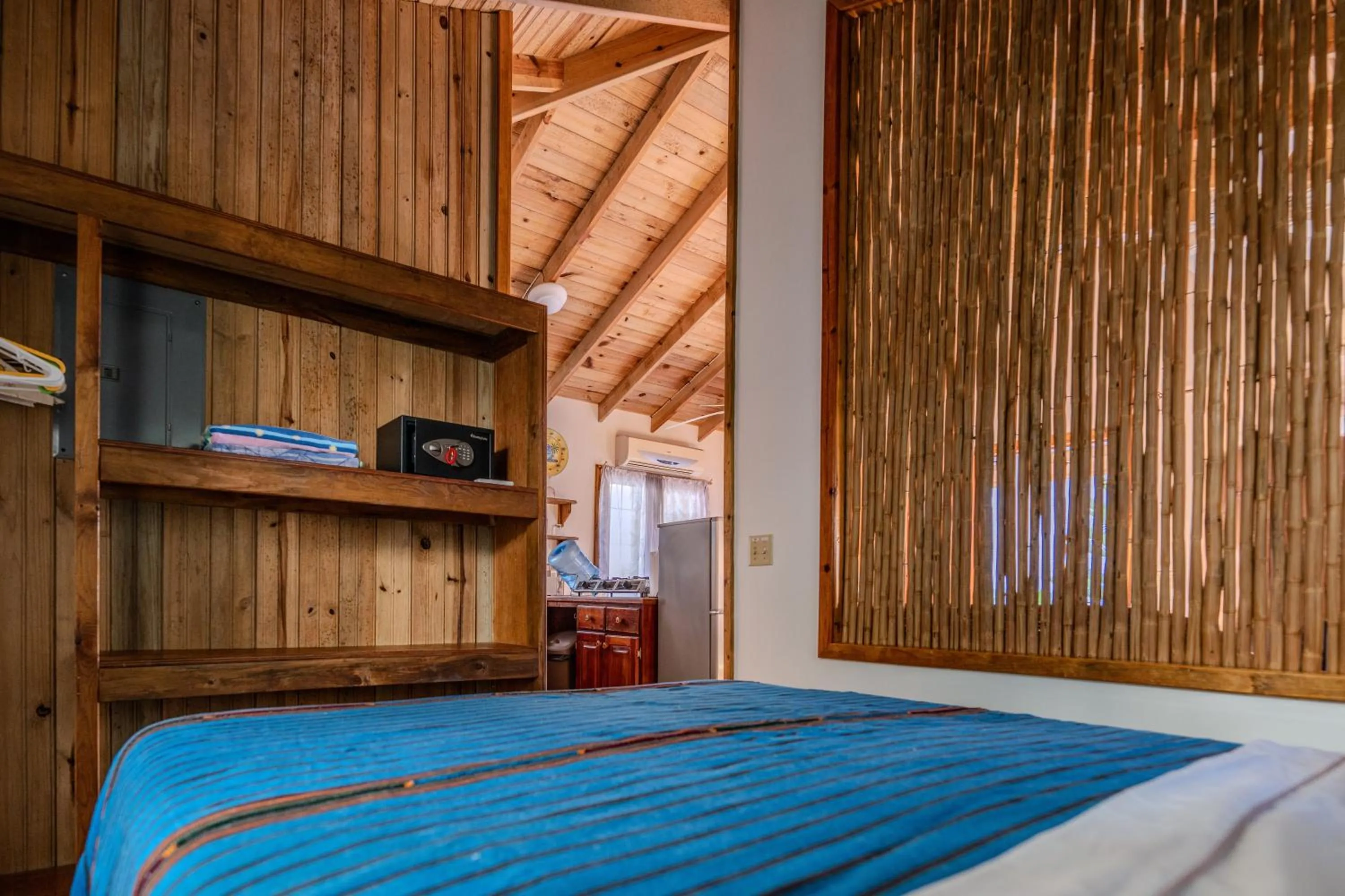 Bedroom, Bed in Seaside Inn Roatan