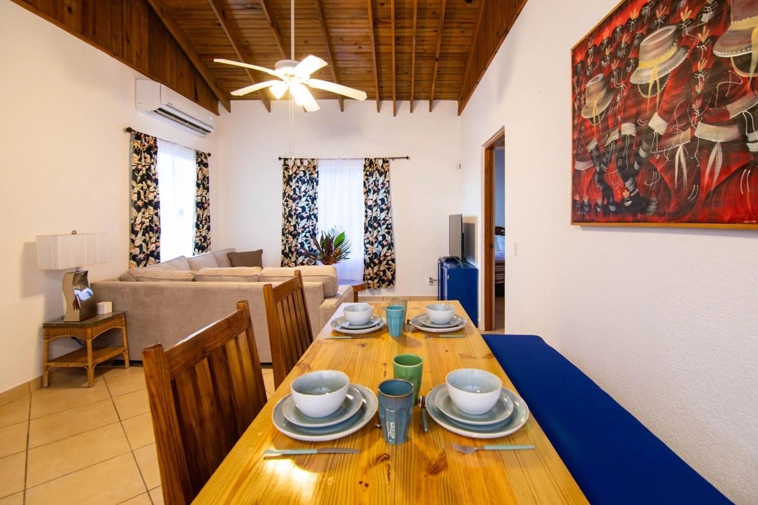 Dining area in Seaside Inn Roatan