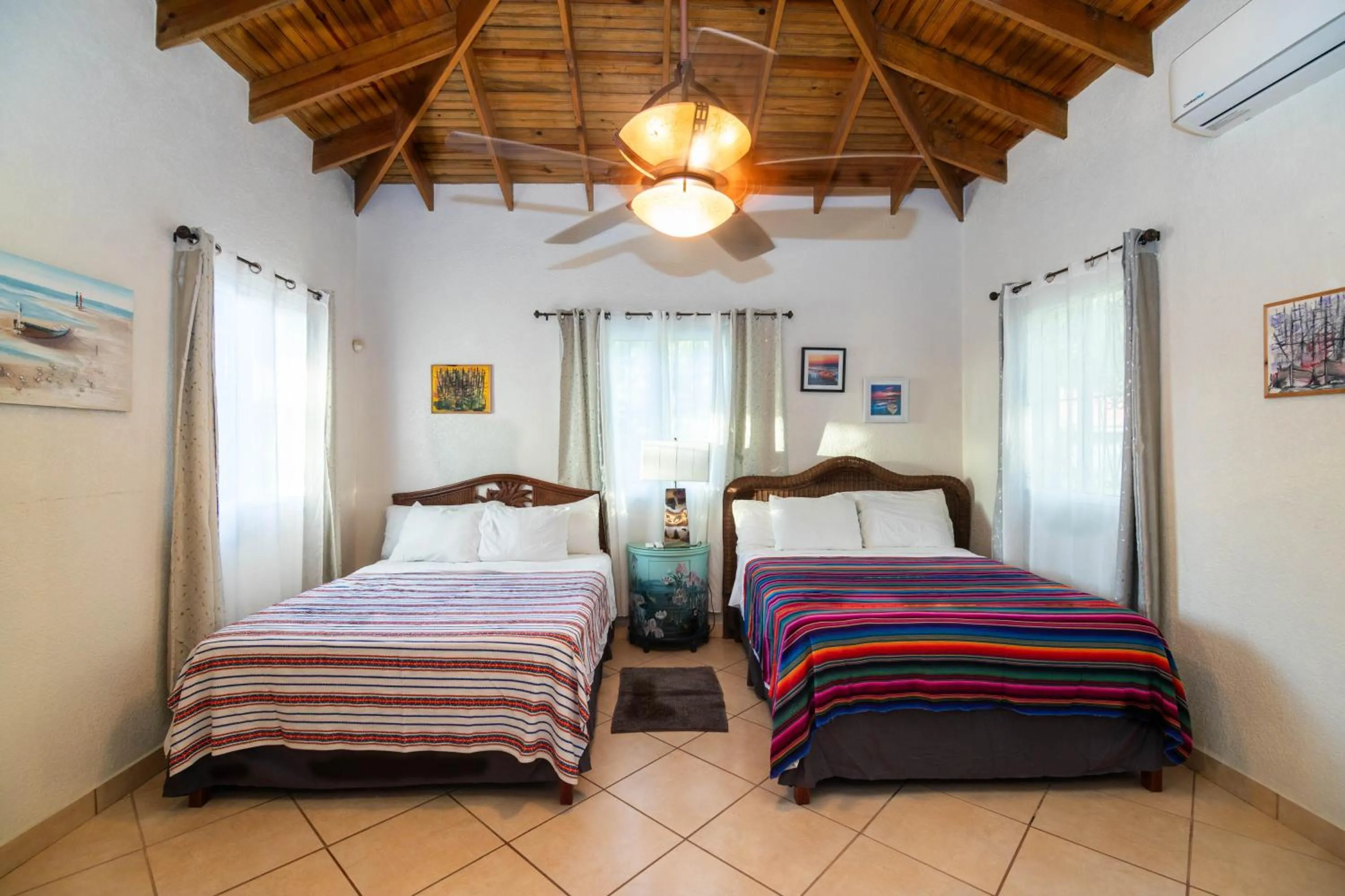 Bedroom, Bed in Seaside Inn Roatan