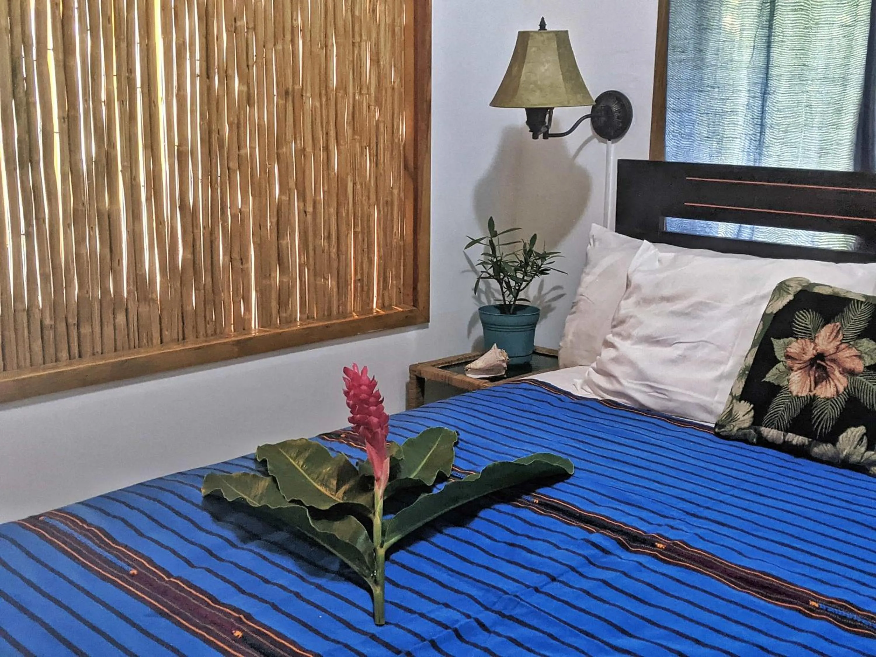 Bedroom, Bed in Seaside Inn Roatan