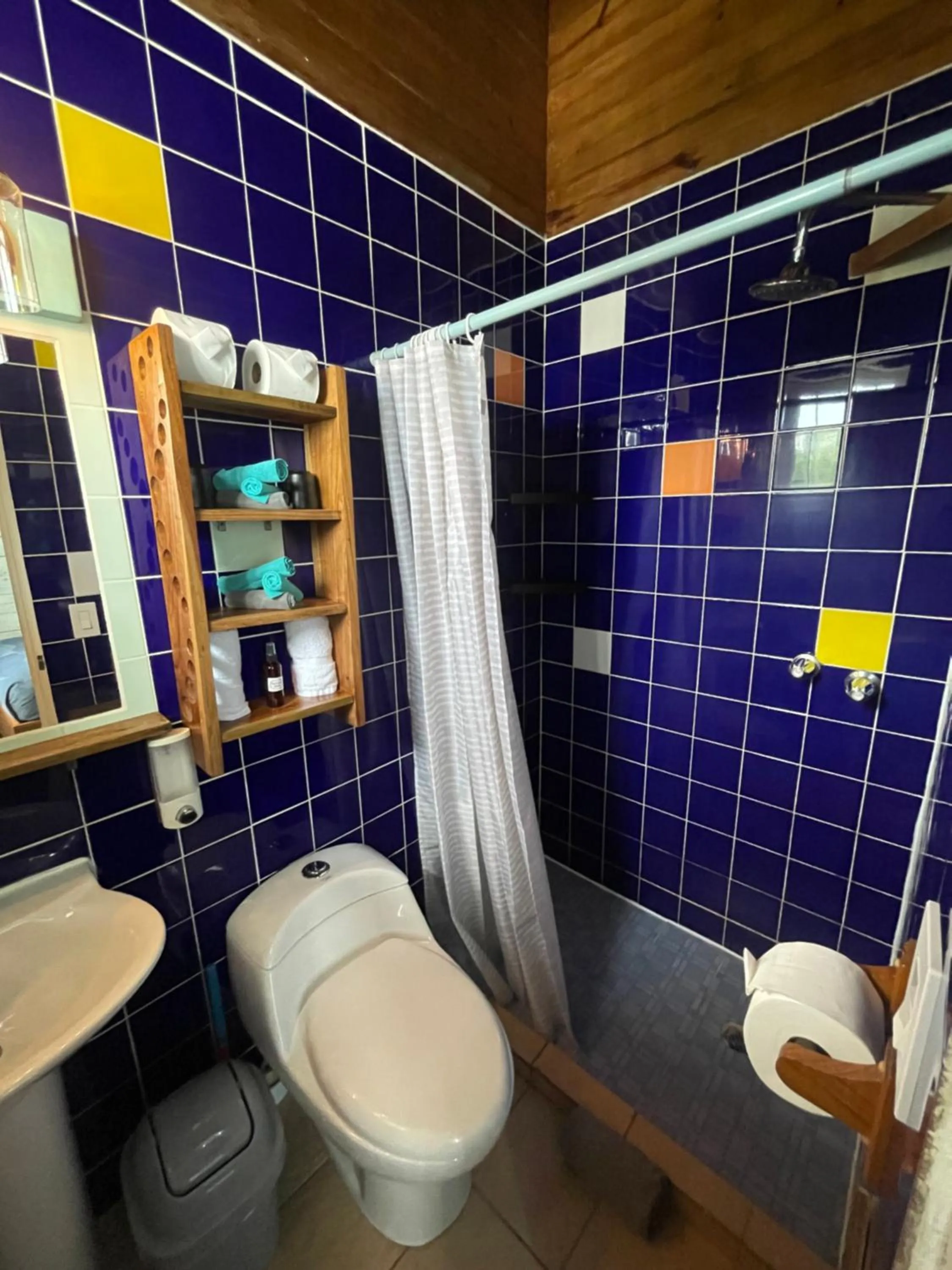 Toilet in Barrbra BnB Over The Sea