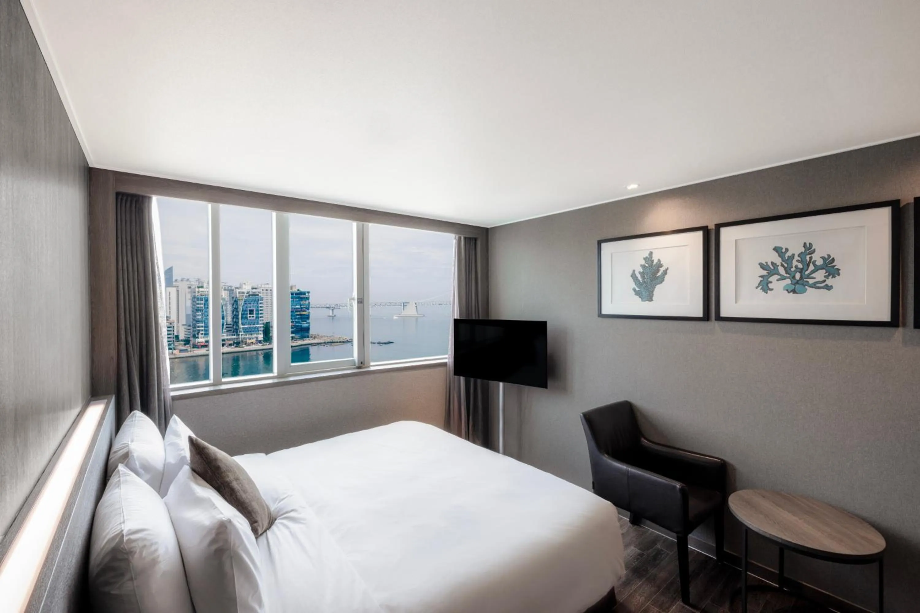 Bedroom, Bed in Kent Hotel Gwangalli by Kensington