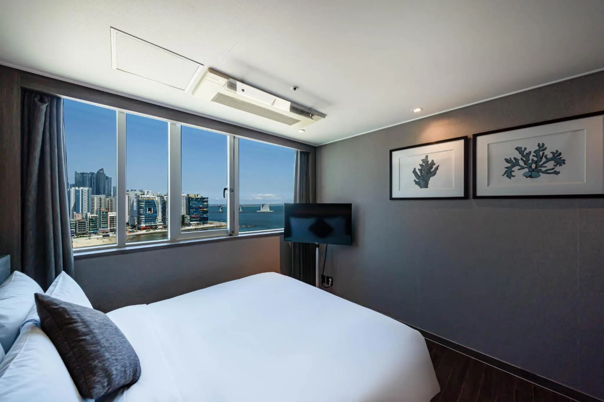 View (from property/room), Bed in Kent Hotel Gwangalli by Kensington