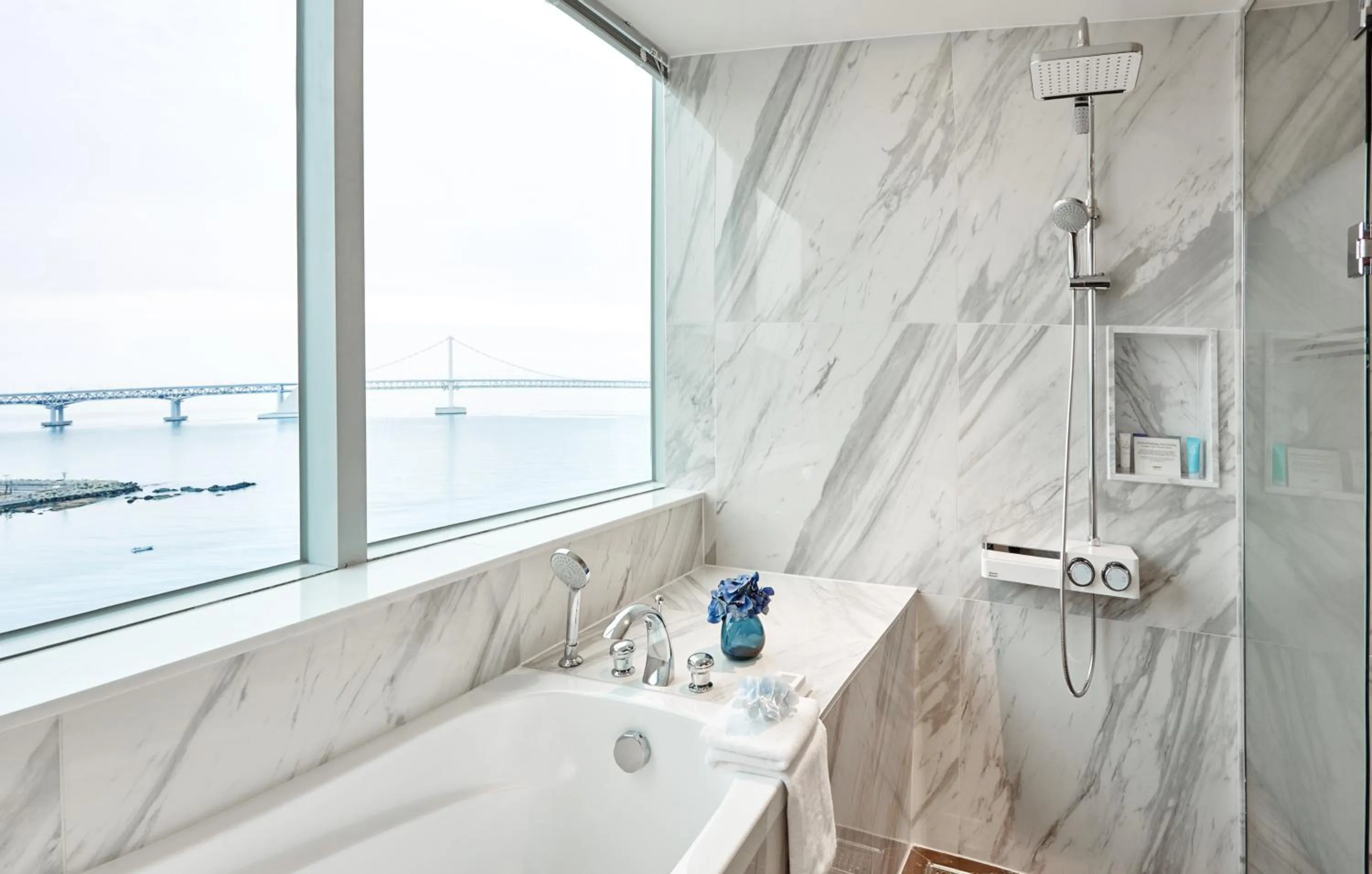 Bath in Kent Hotel Gwangalli by Kensington