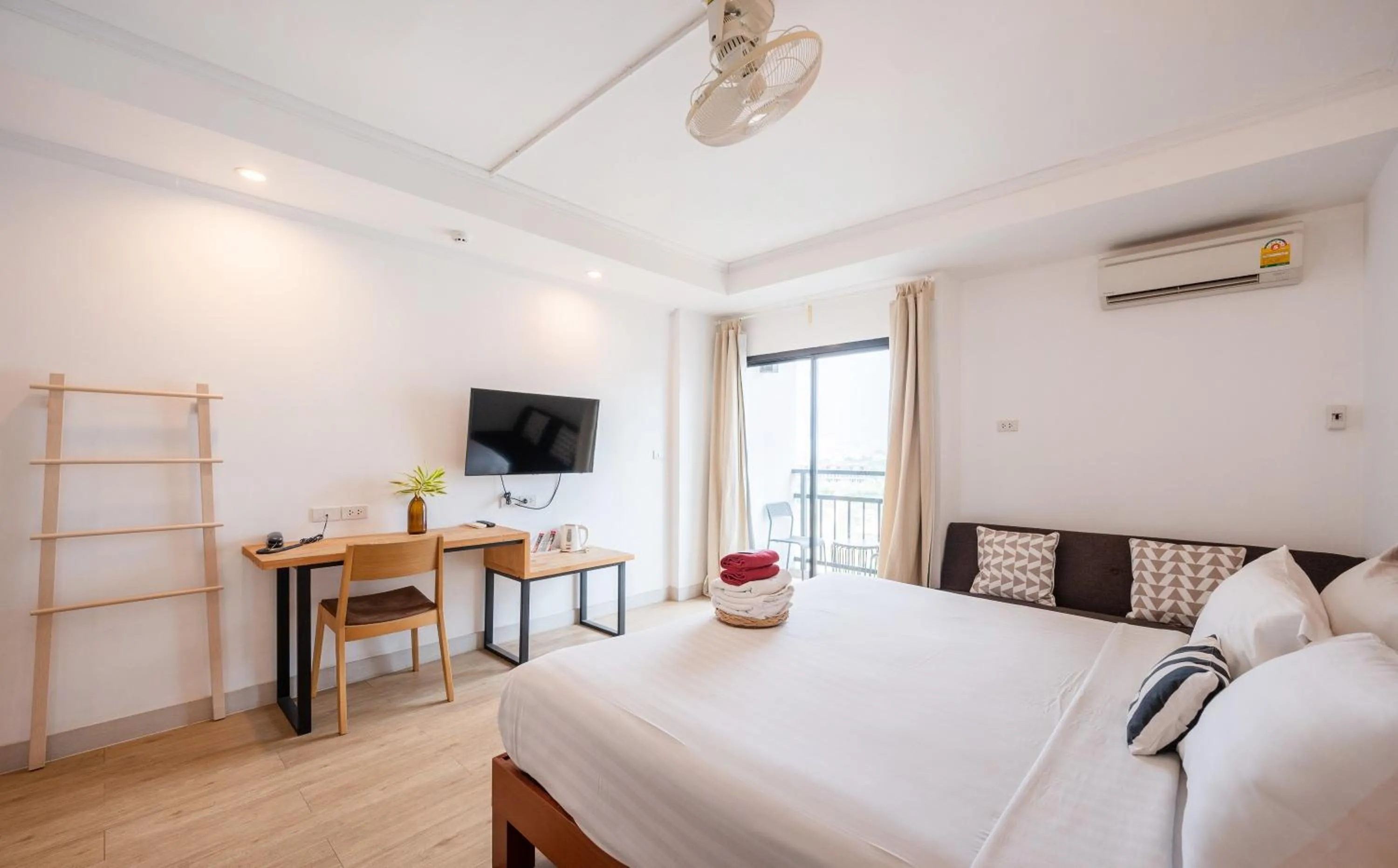 Bedroom, Bed in The Corner Lodge