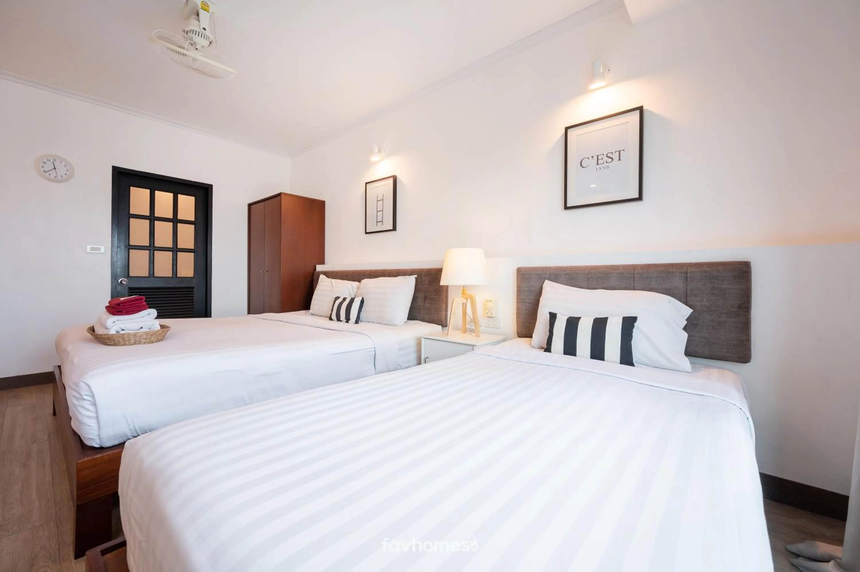 Bedroom, Bed in The Corner Lodge