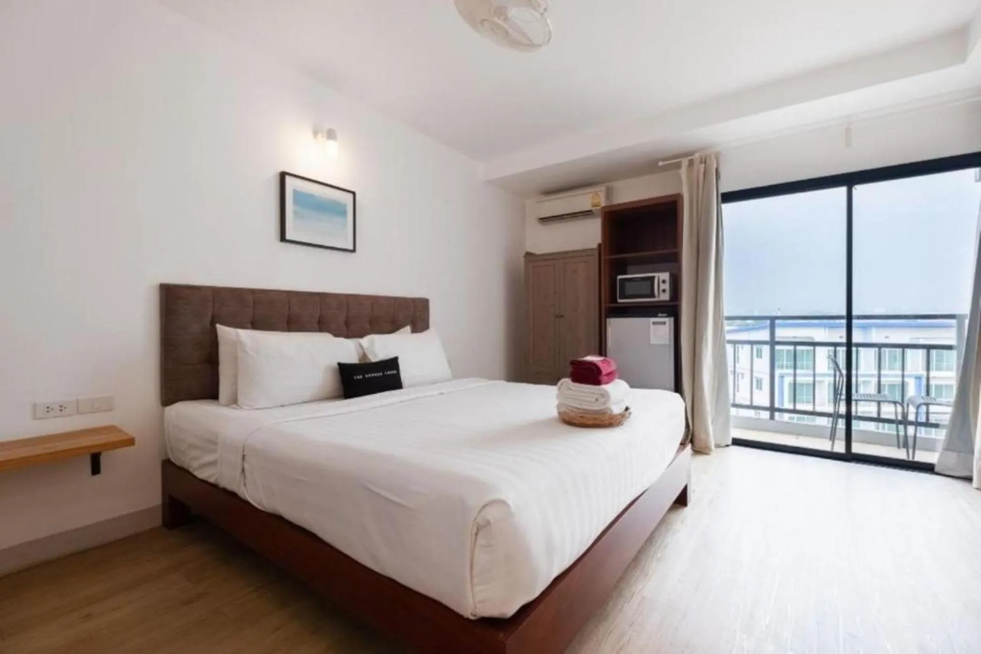 Bedroom, Bed in The Corner Lodge