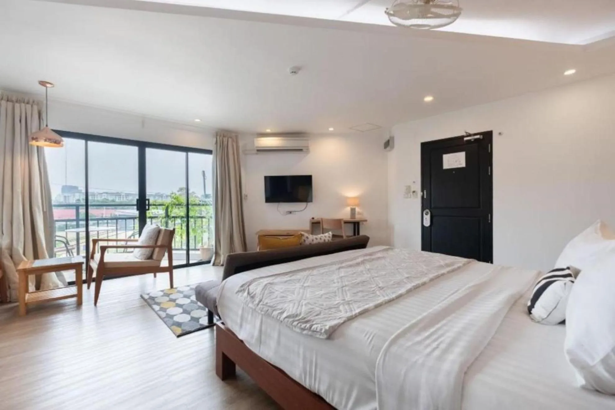 Bedroom, Bed in The Corner Lodge