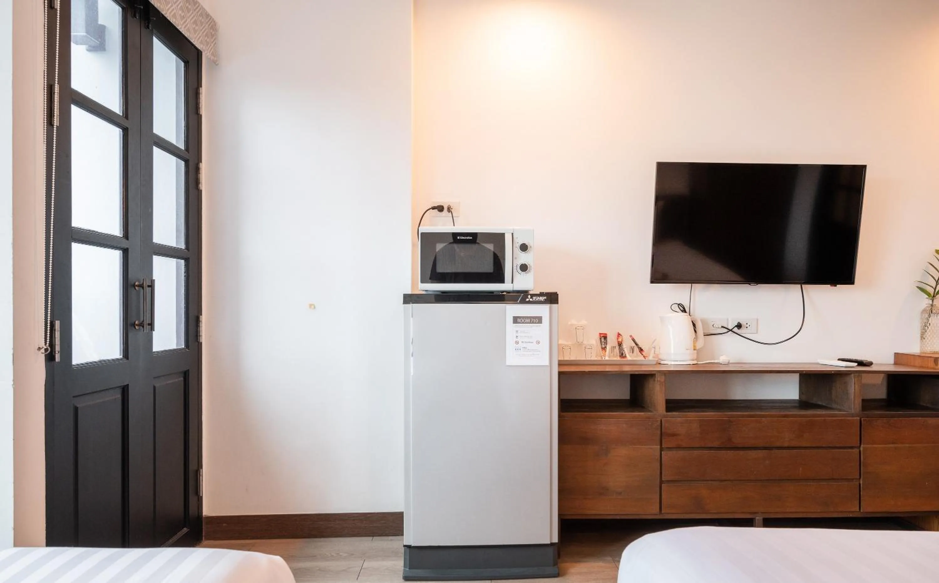 microwave, Bed in The Corner Lodge