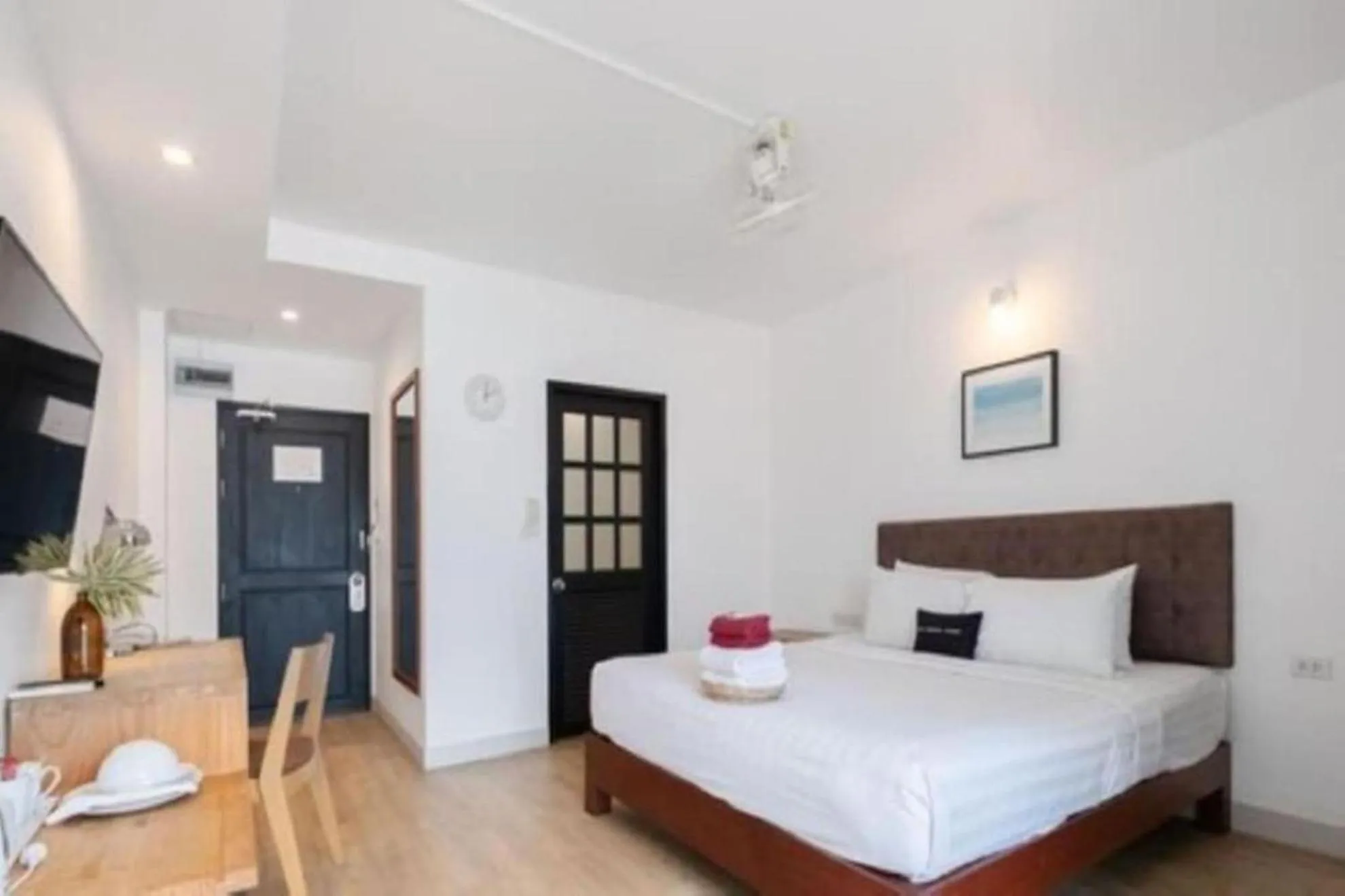 Bedroom, Bed in The Corner Lodge