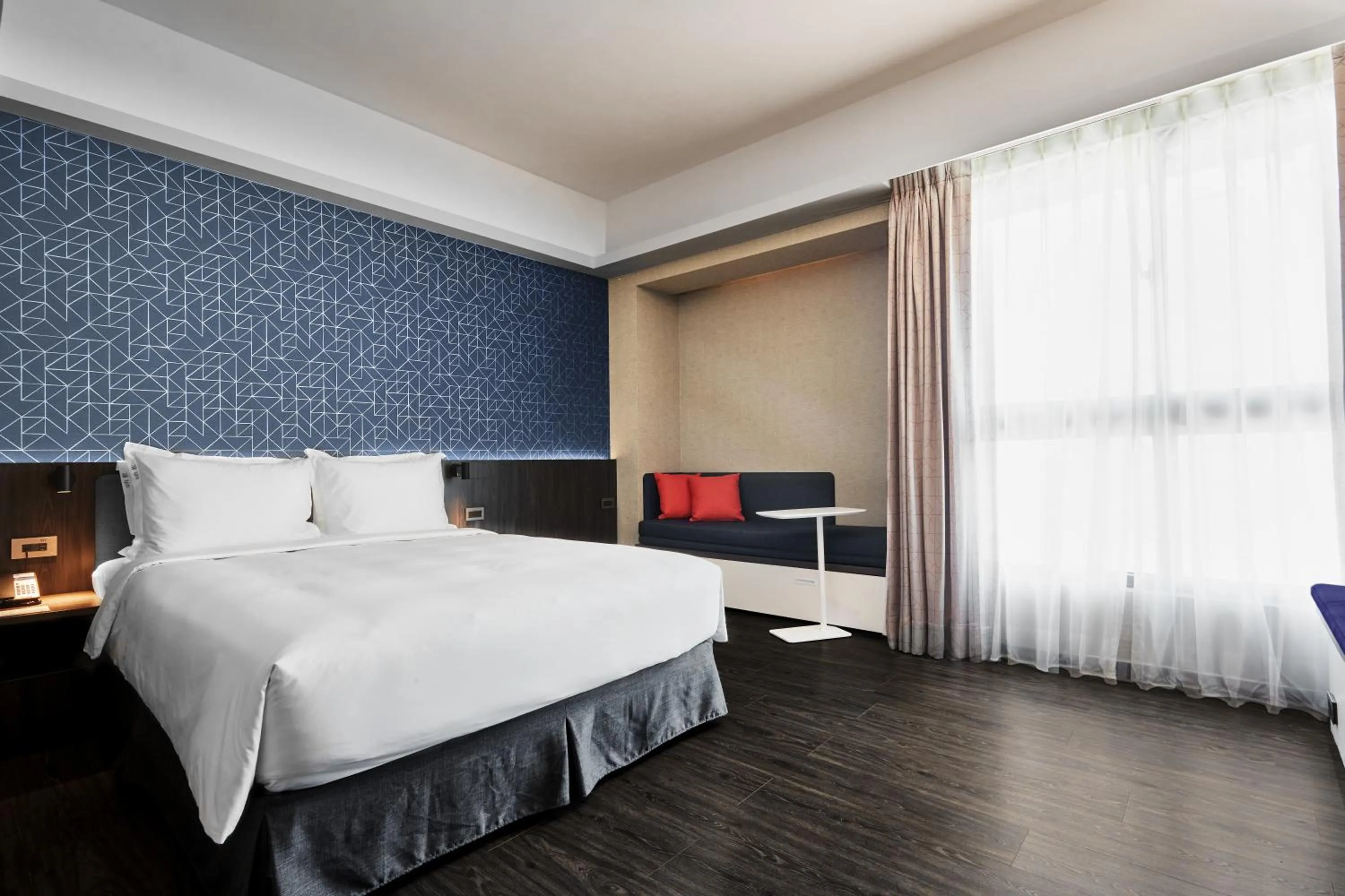 Photo of the whole room, Bed in Holiday Inn Express Kaohsiung Love River by IHG