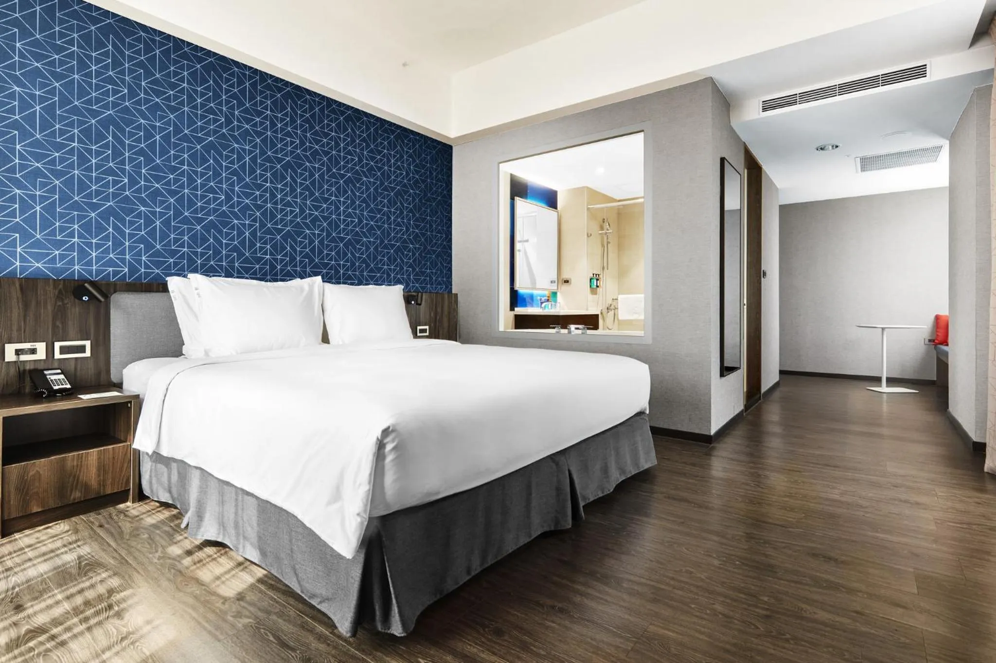 Photo of the whole room, Bed in Holiday Inn Express Kaohsiung Love River by IHG
