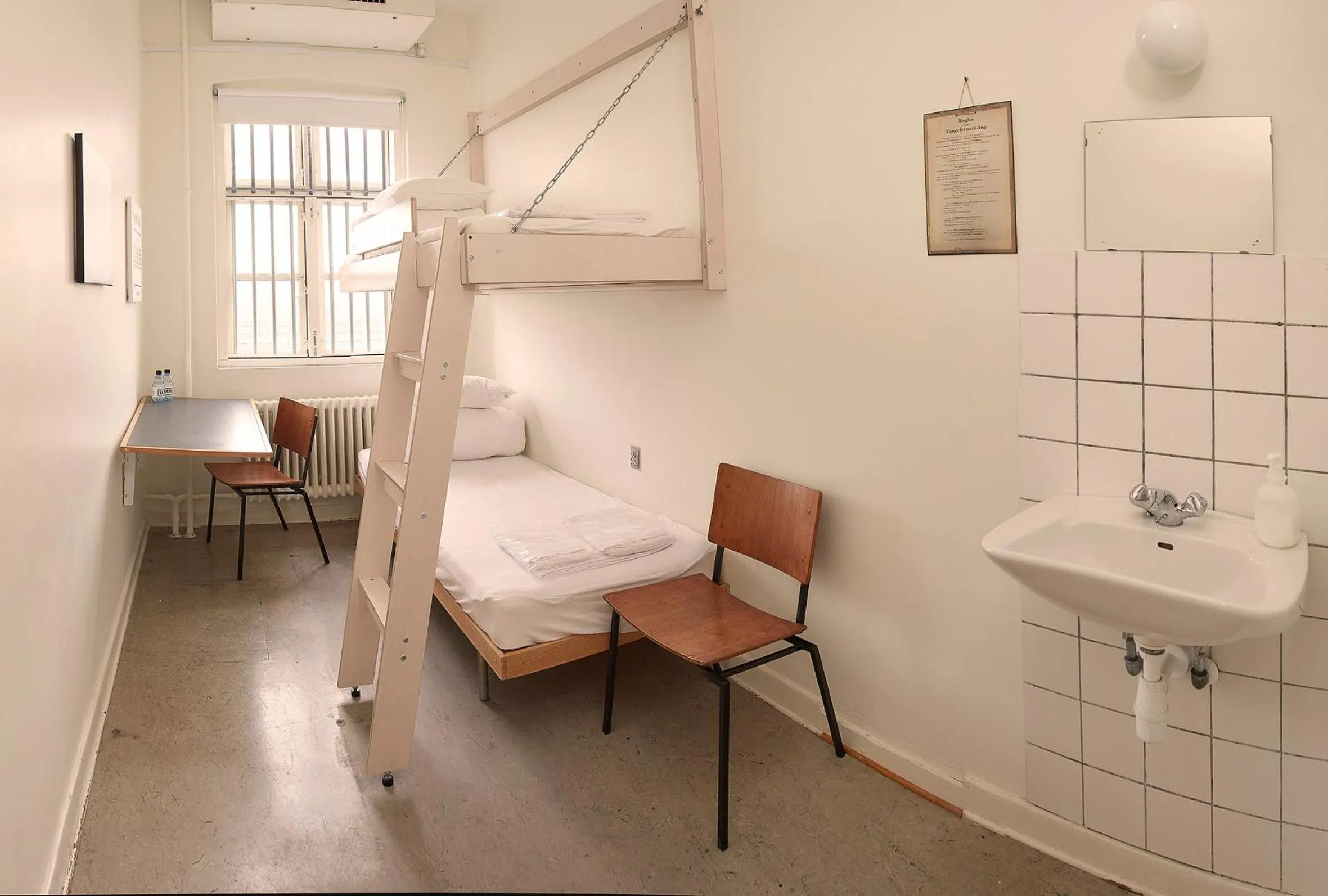 Twin Cell Room  - single occupancy in SleepIn FÆNGSLET