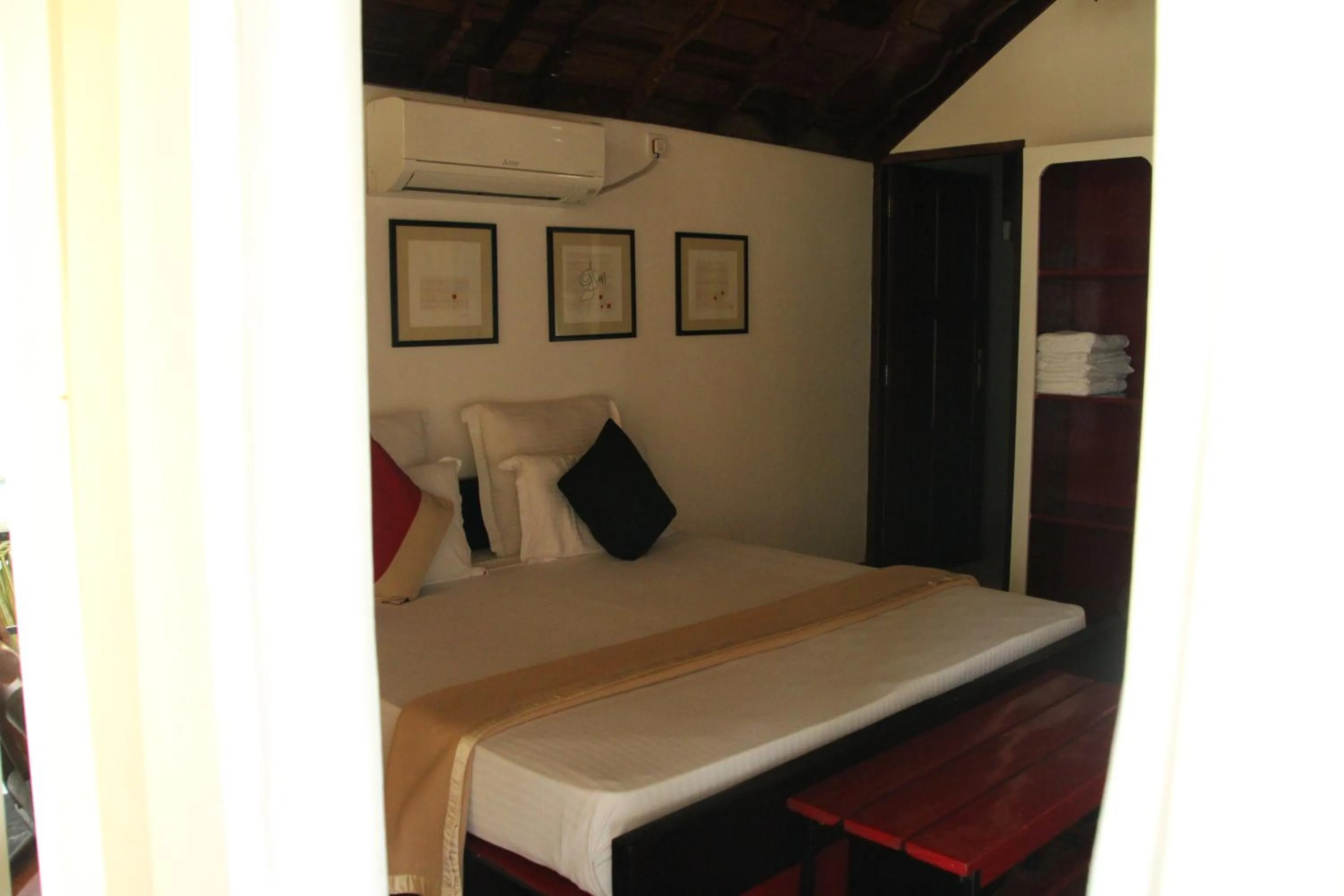 Bedroom, Bed in Petit Elephant