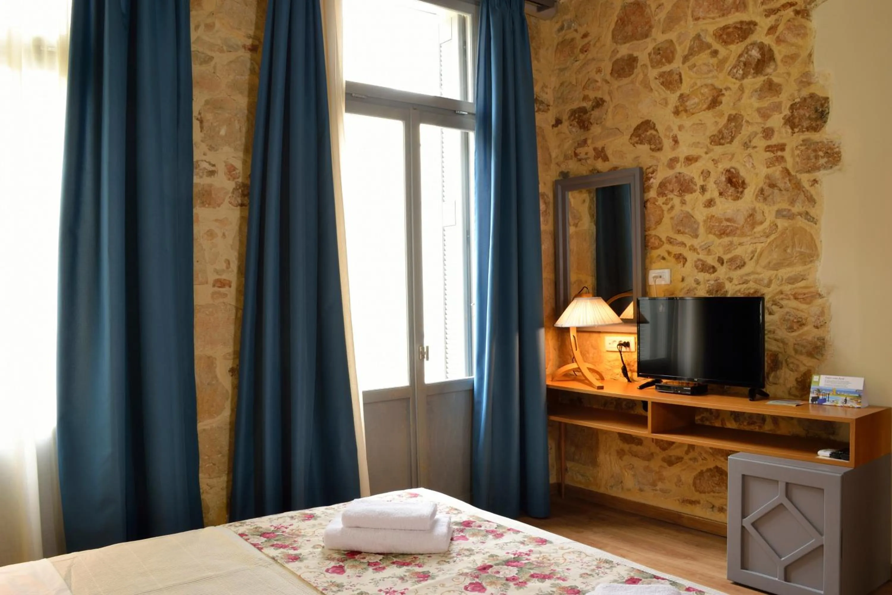 Day, Bed in Elia Kentron