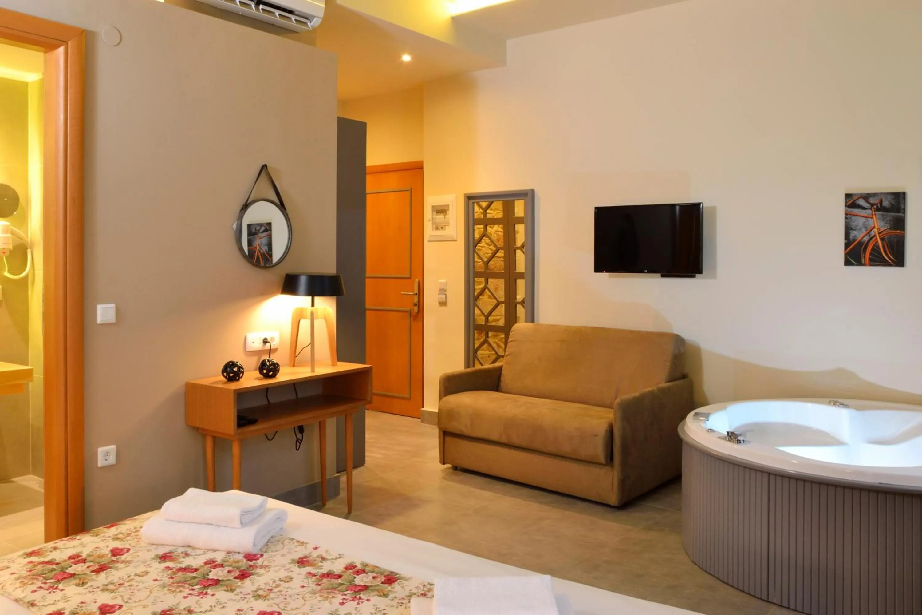 Seating area, Bed in Elia Kentron