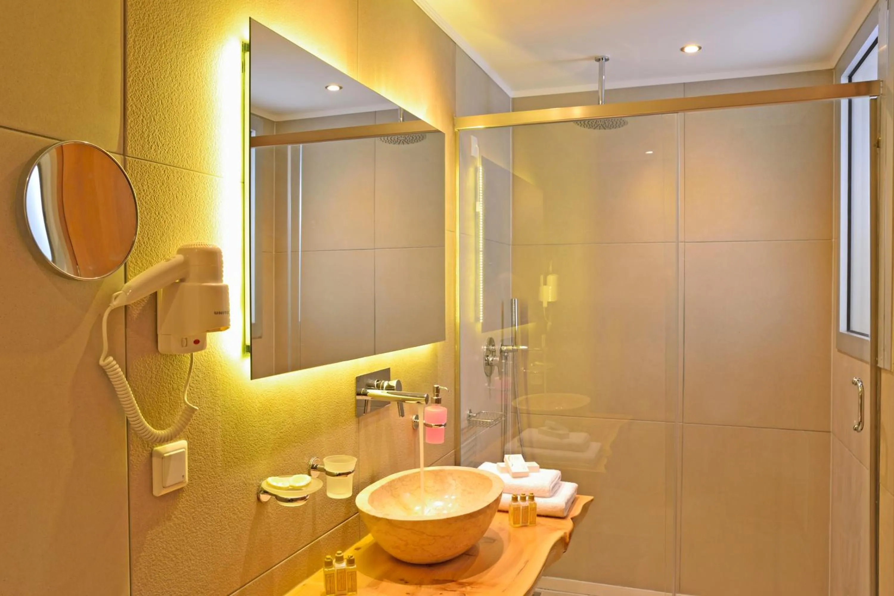 Toilet in Elia Kentron