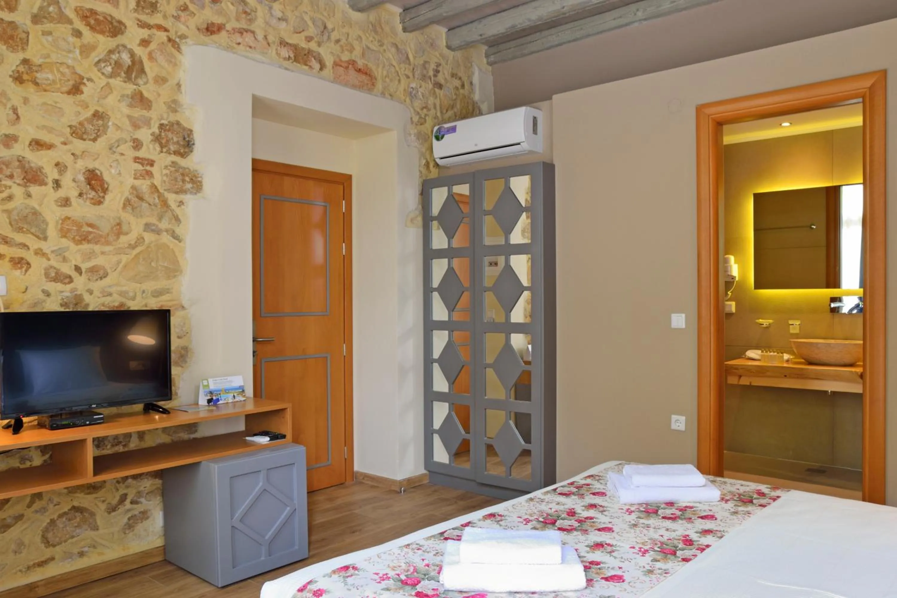 Toilet, Bed in Elia Kentron